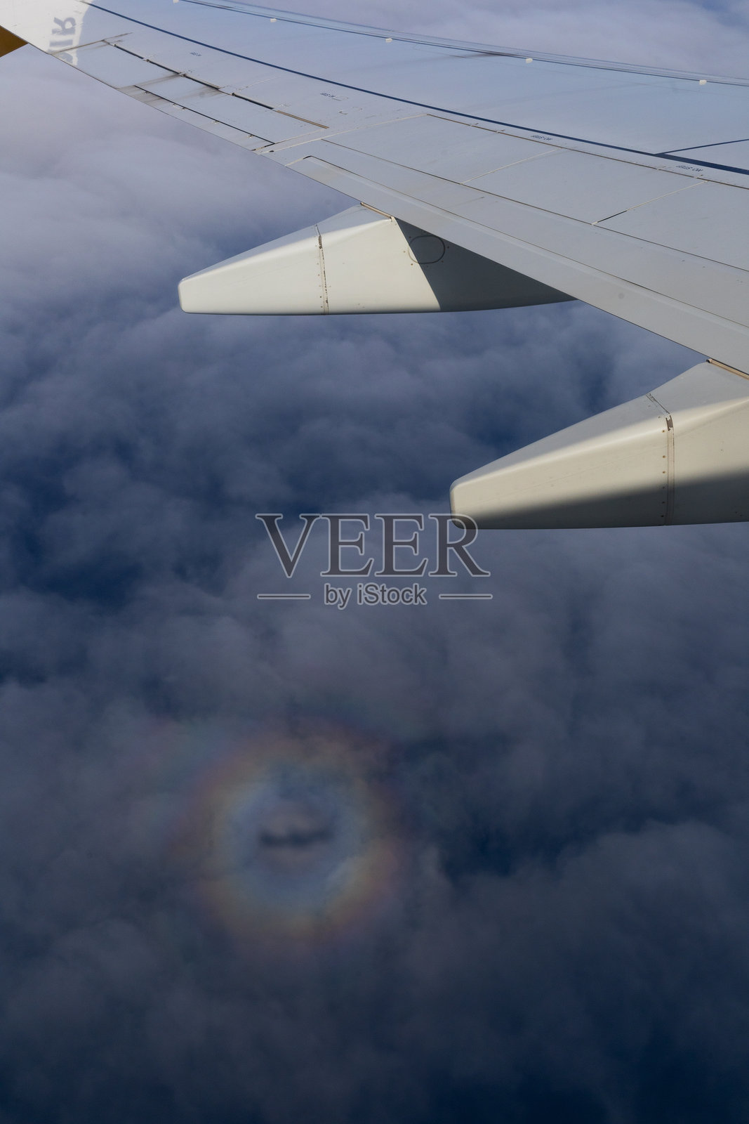 天空中飞机在彩虹光环下的惊人投影照片摄影图片