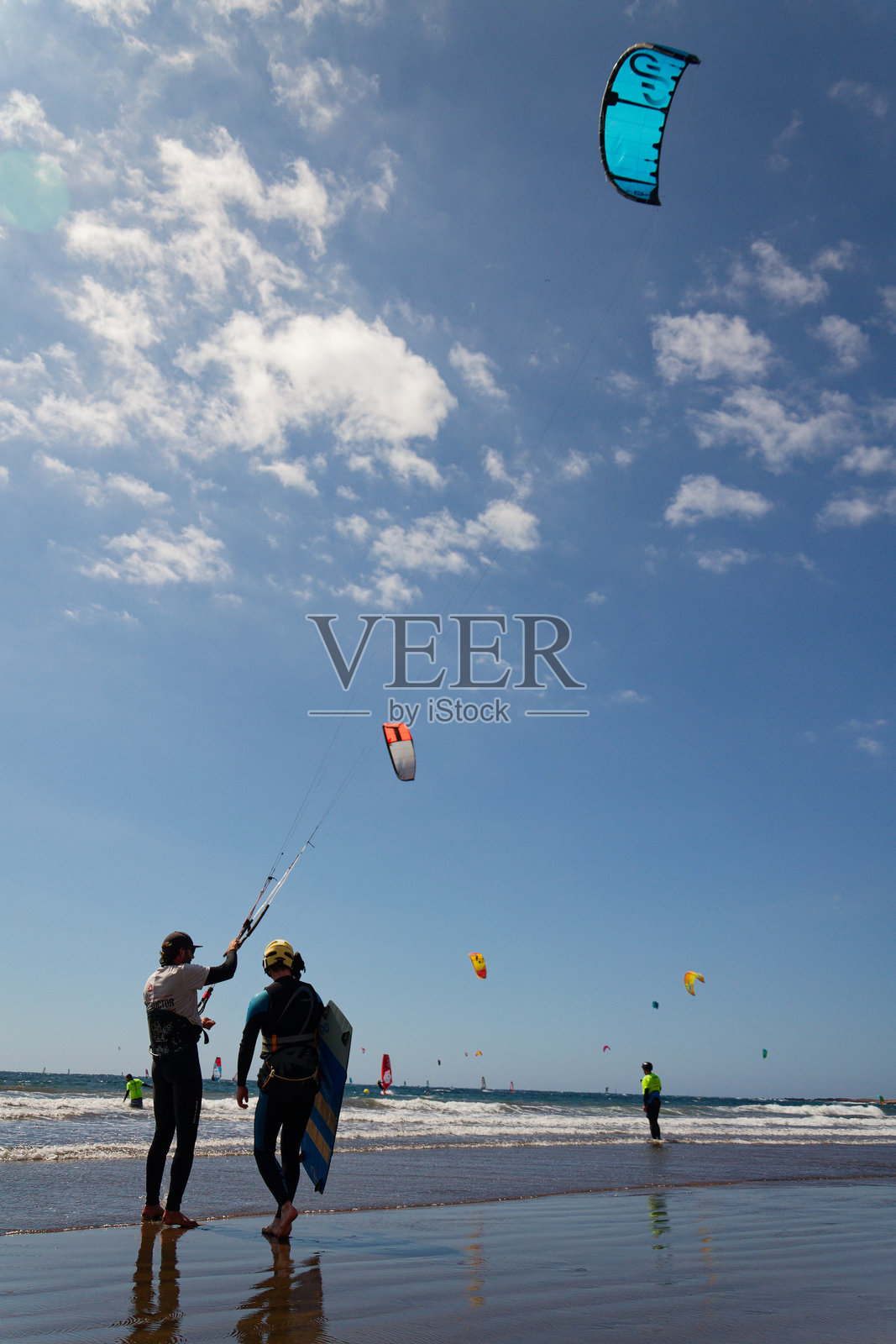 2019年7月9日，在西班牙埃尔梅达诺的格兰纳迪利亚德阿波纳市的莱奥卡迪奥马查多海滩上，人们在冲浪、风筝冲浪和帆板冲浪。照片摄影图片