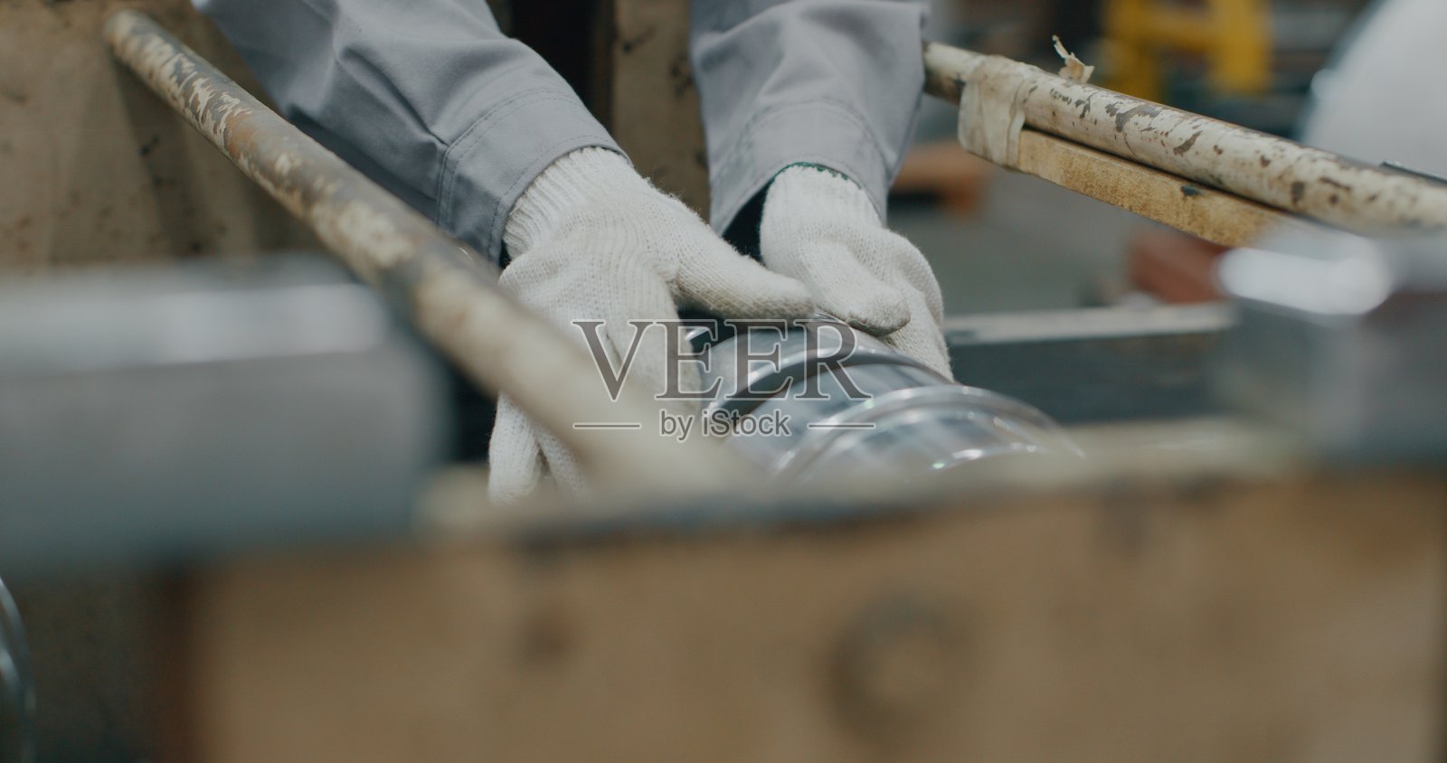 特写：工人的手正在测试输送带滚轮照片摄影图片