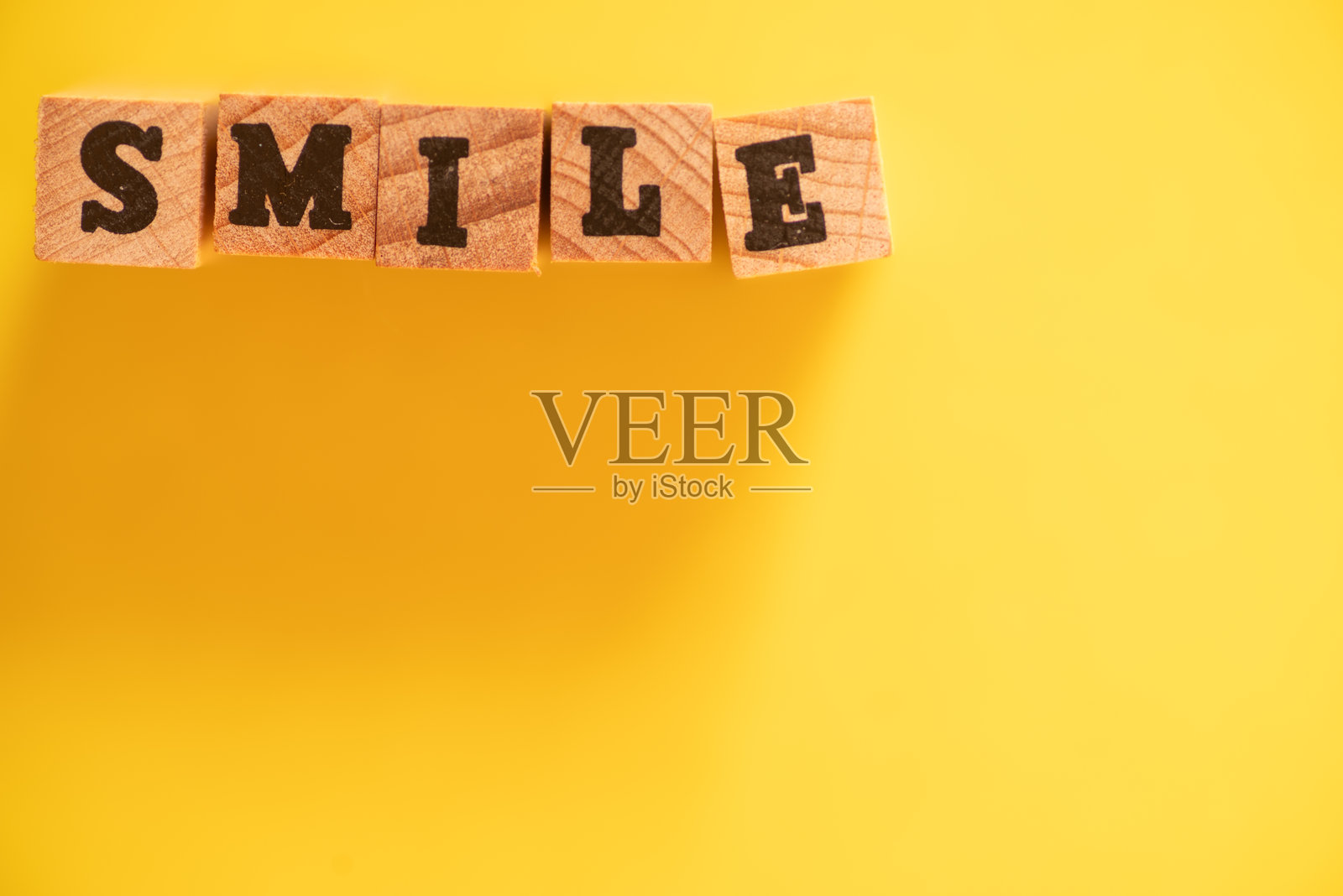 按“SMILE”顺序排列的积木照片摄影图片