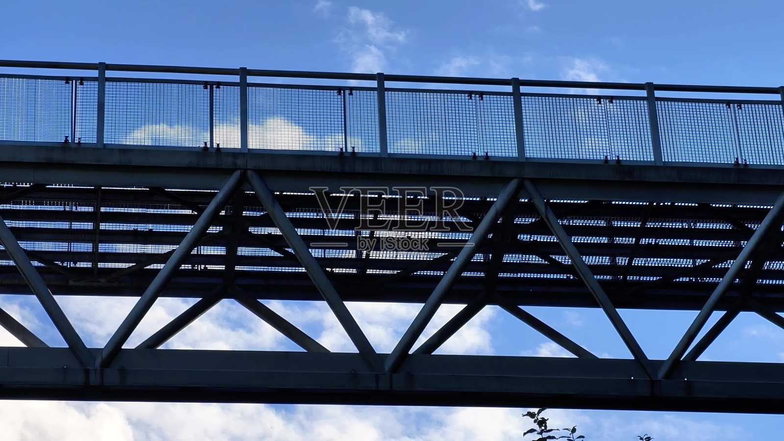 蔚蓝天空下的现代钢桥照片摄影图片