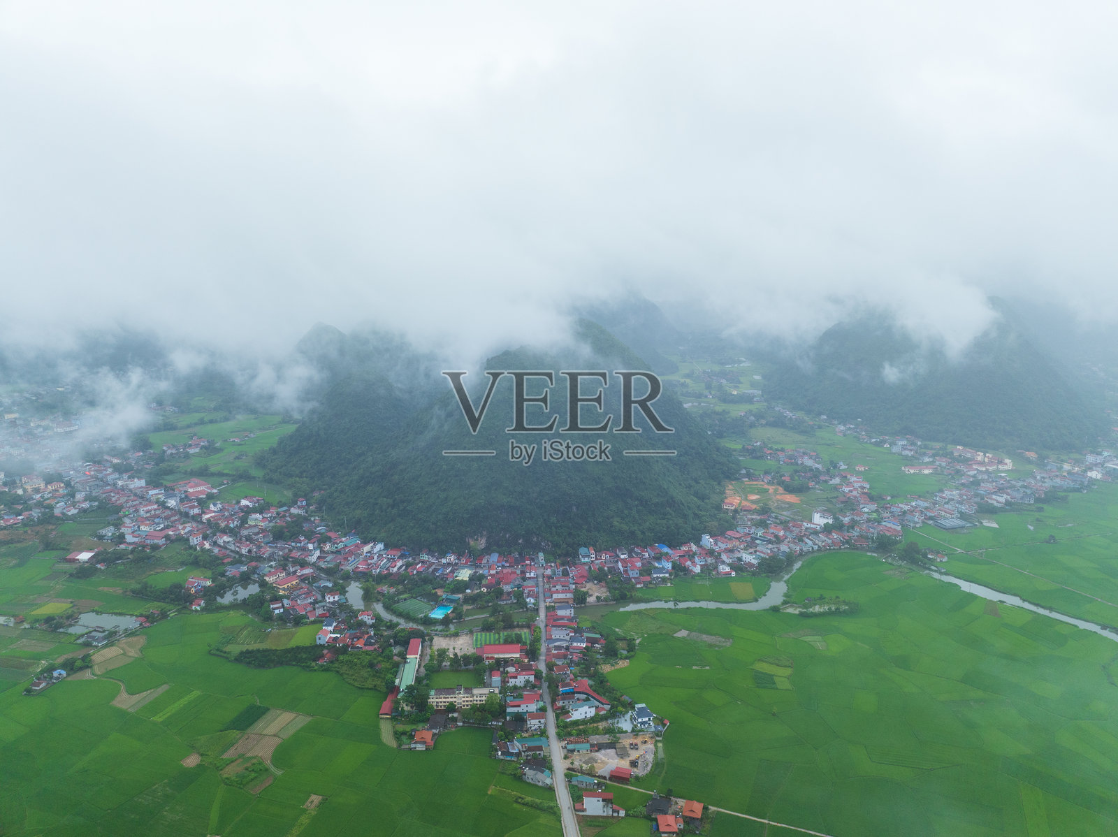 越南北部谅山省，从空中俯瞰奔山谷的稻田和石灰岩山脉。照片摄影图片