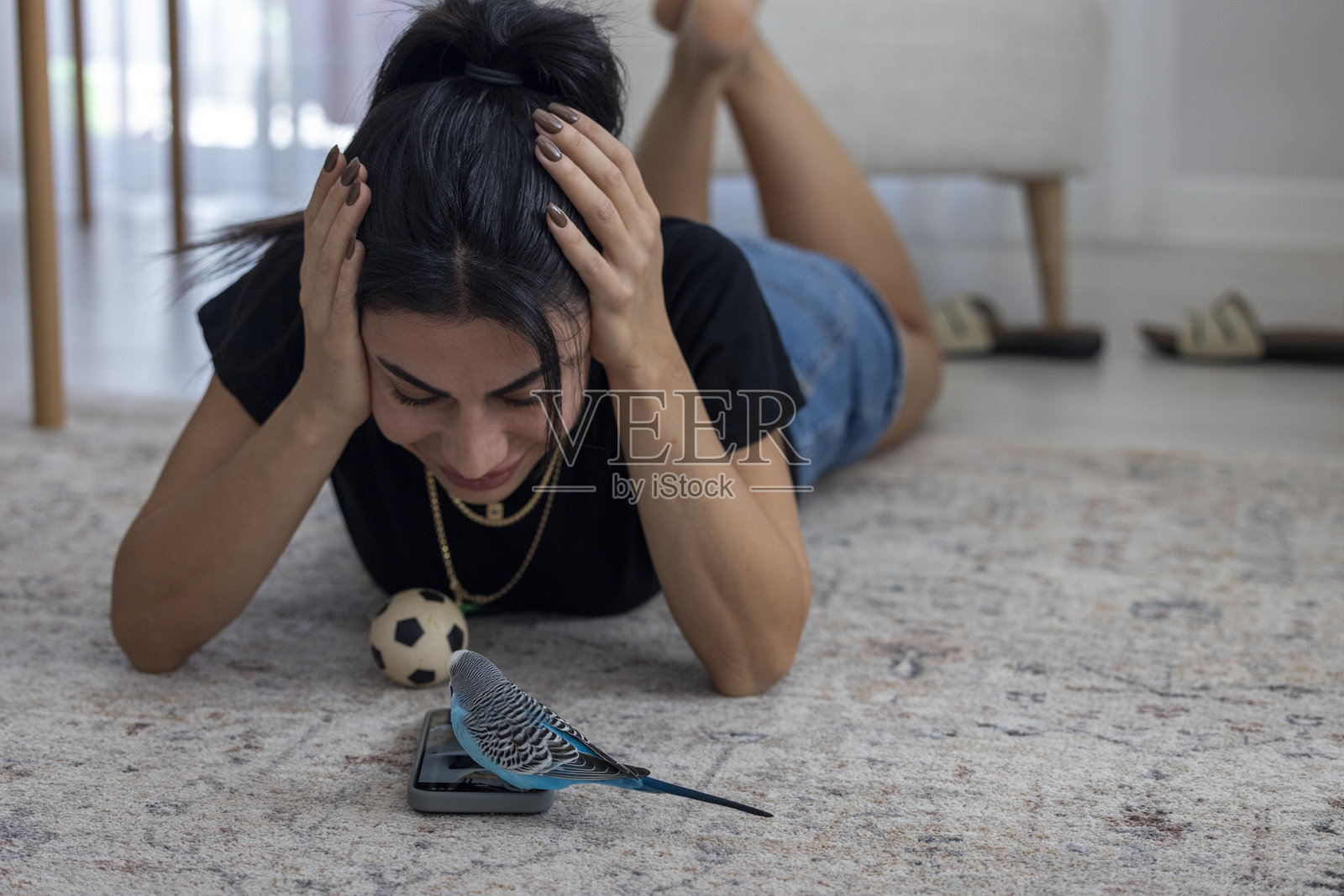 一名女子在玩她的鸟照片摄影图片