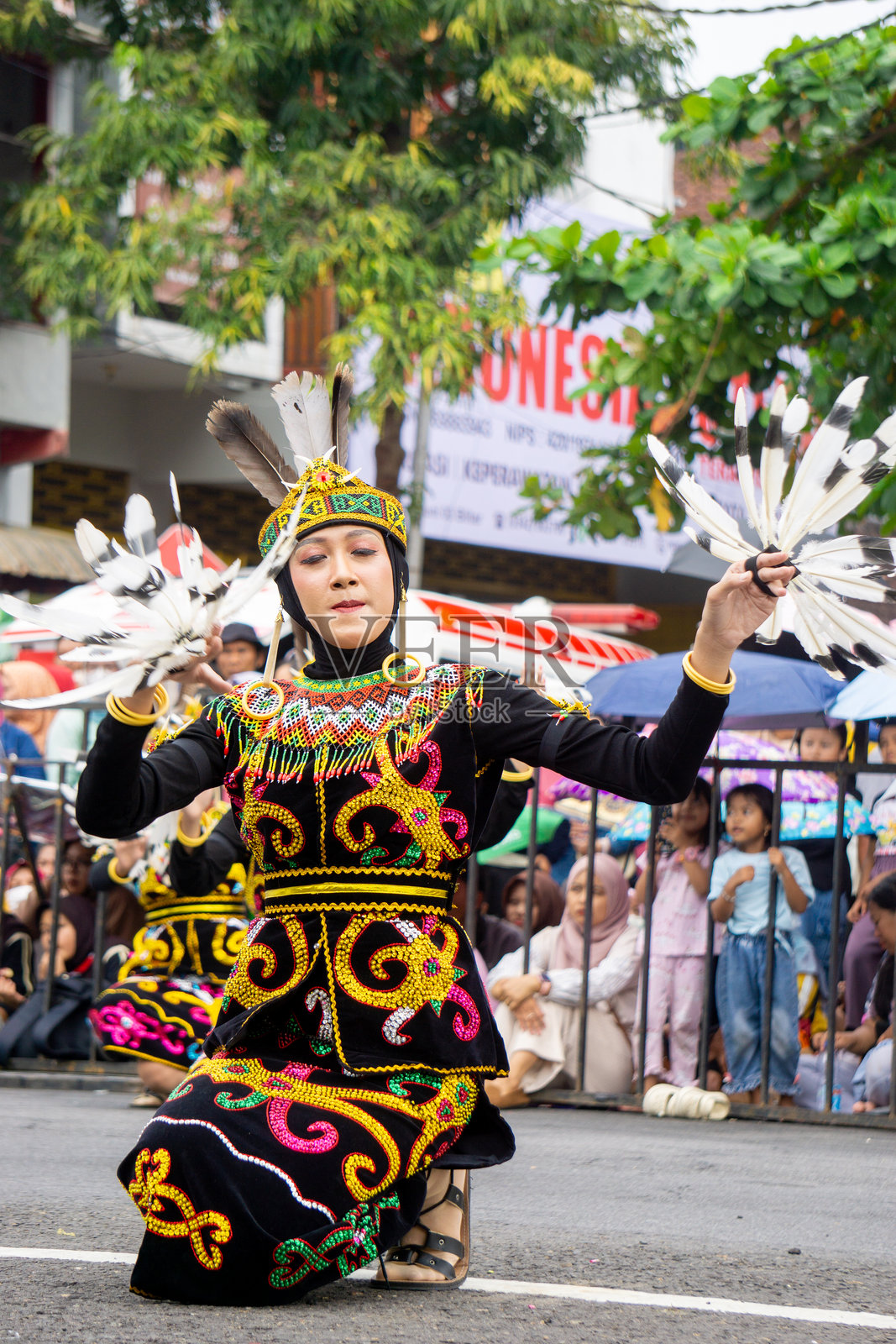 东婆罗洲的莱托舞。这种舞蹈描绘了达雅克族女性的美丽，也描绘了达雅克族少女之间的友谊。照片摄影图片