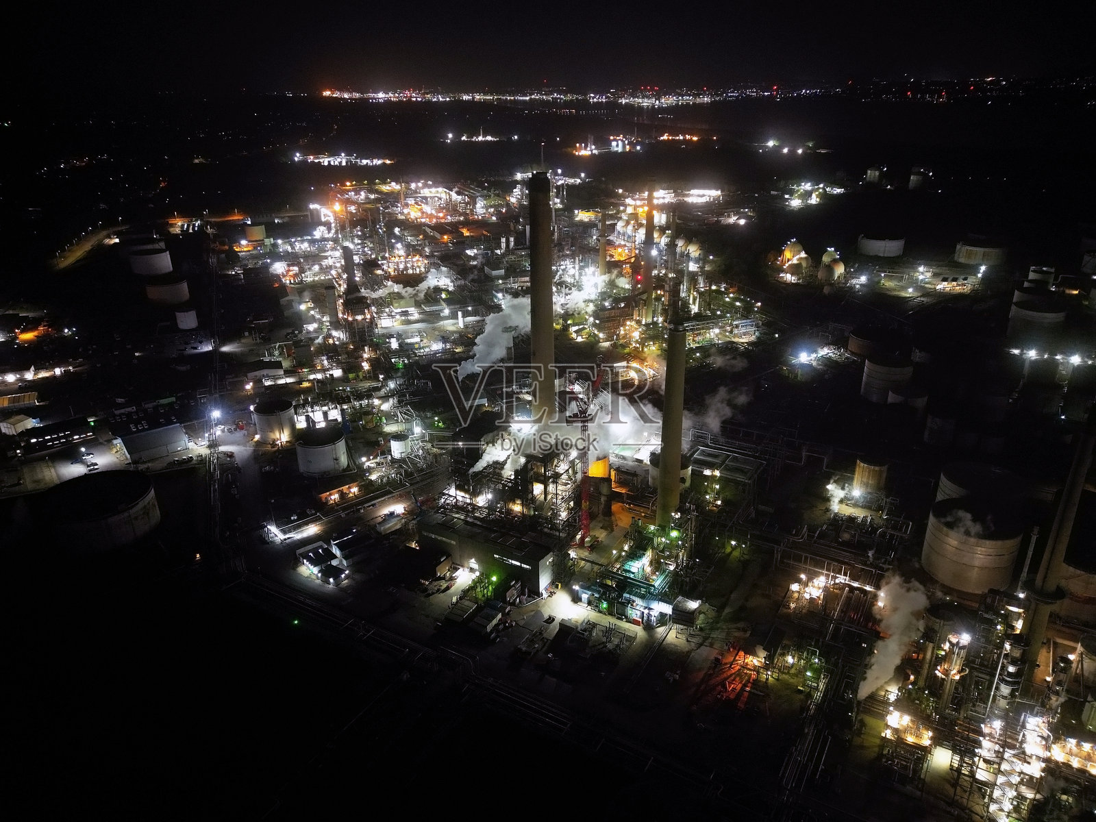 航拍炼油厂：石油和化工产品生产的夜景照片摄影图片