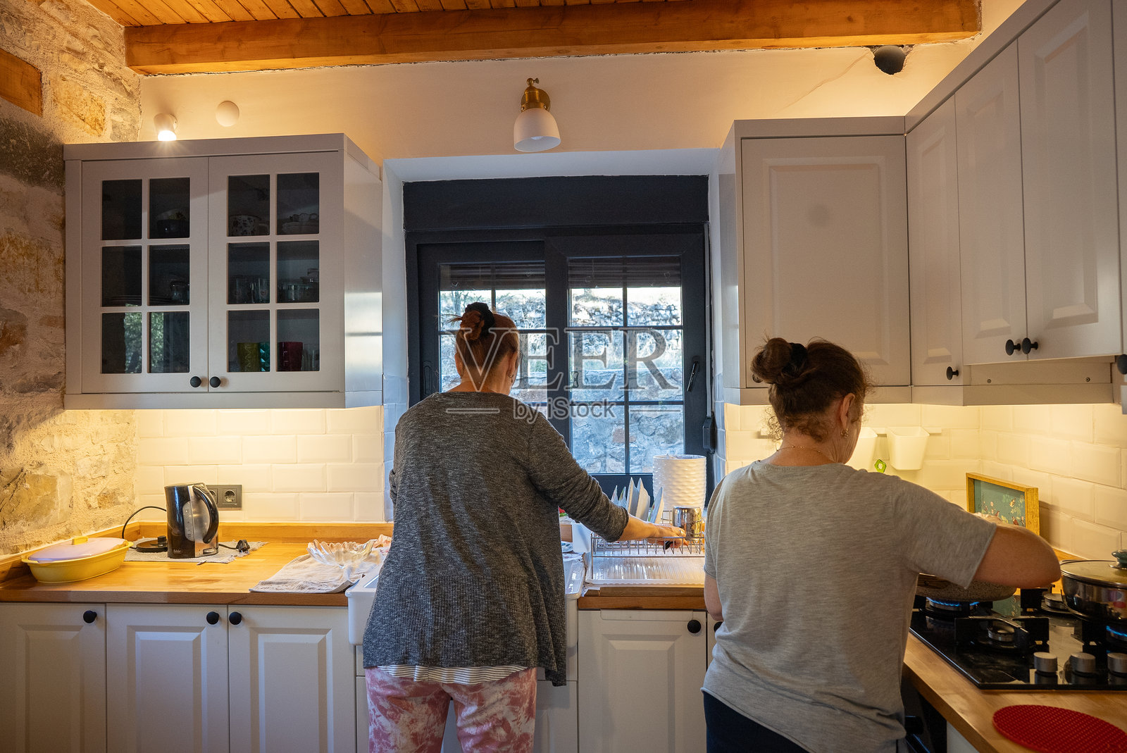 在中式厨房准备晚餐的中年妇女照片摄影图片