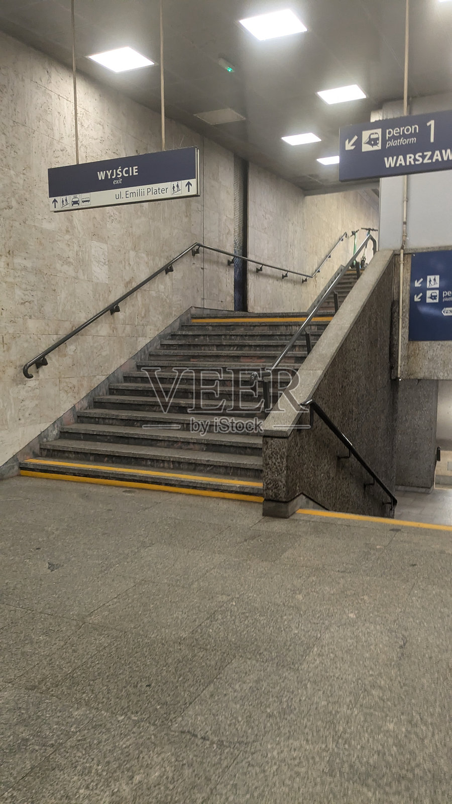 华沙中央火车站的楼梯照片摄影图片