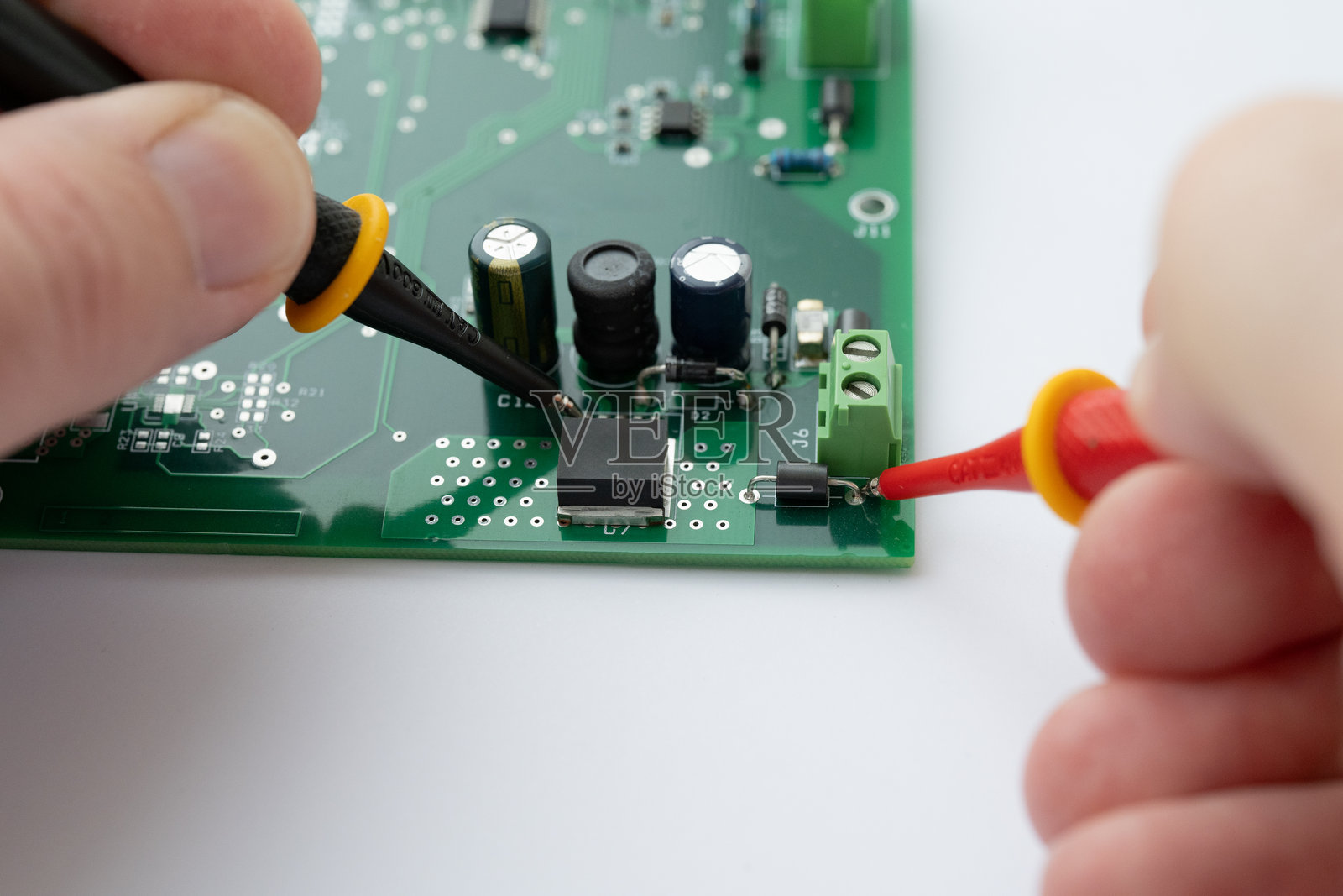 万用表探头测试电路板上的电子元件照片摄影图片