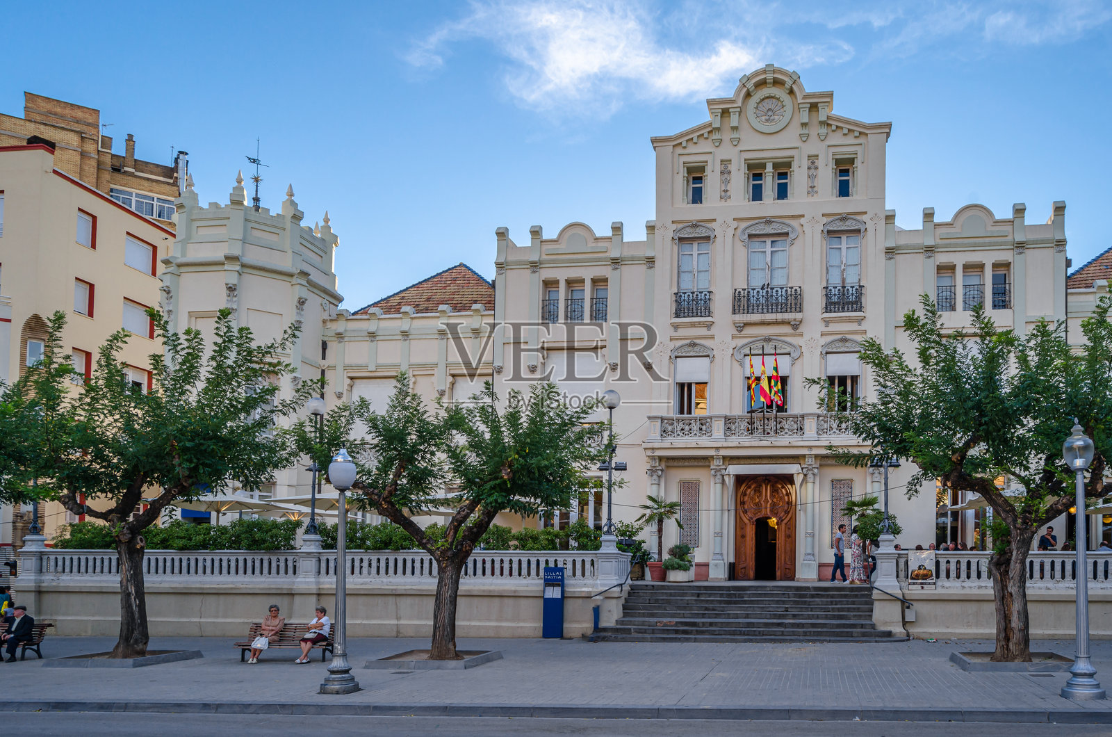 西班牙韦斯卡,纳瓦拉广场及奥斯肯斯圆形建筑(韦斯卡赌场)照片摄影图片