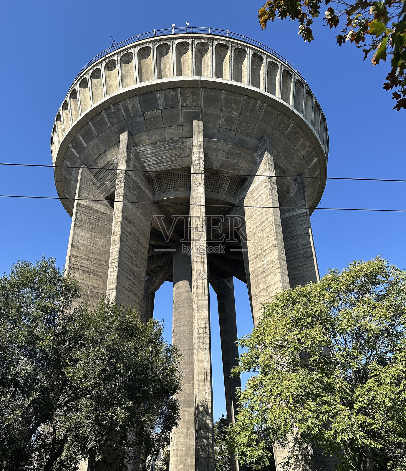 城市里的旧水塔照片摄影图片