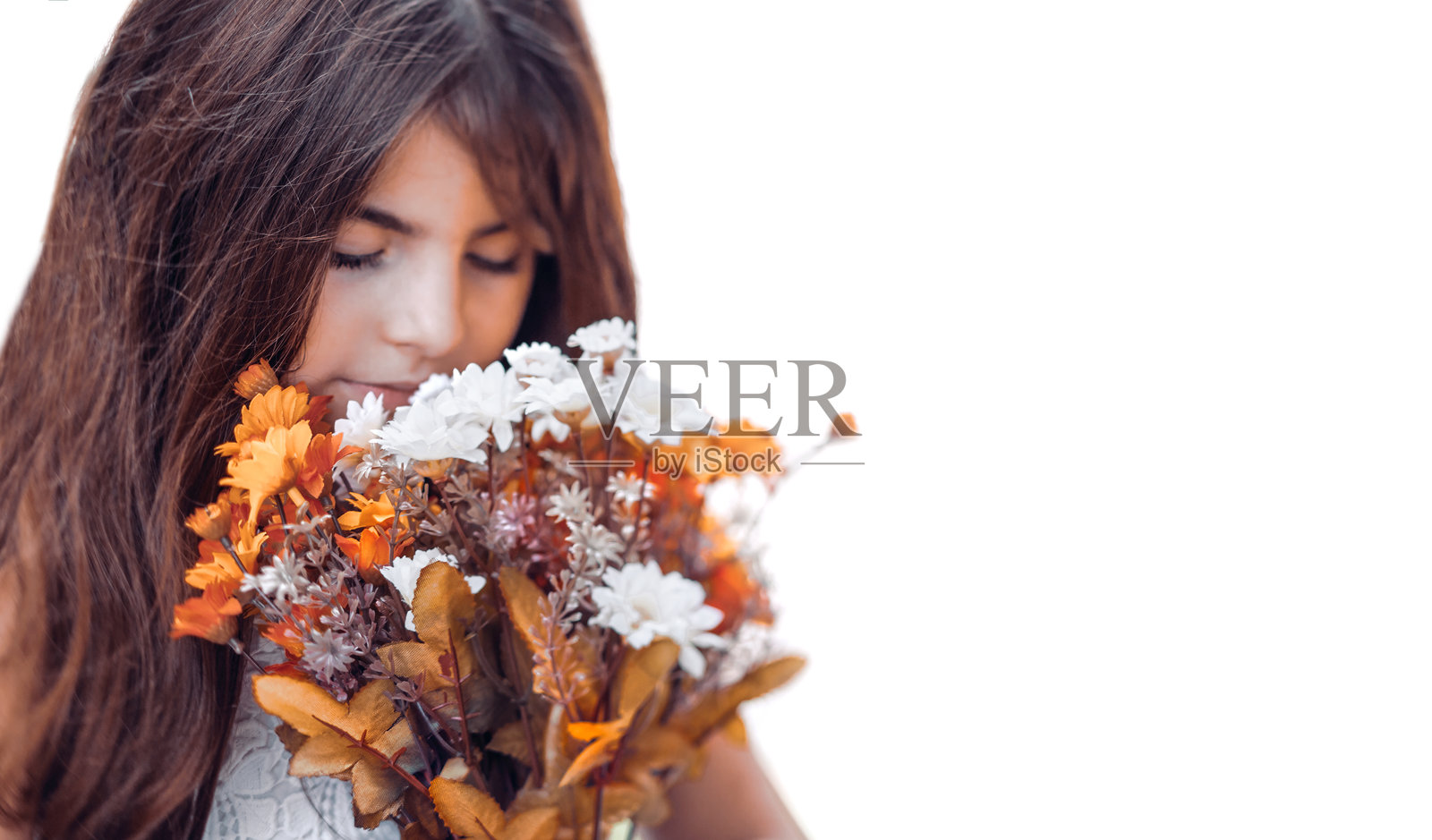 白色背景下的小女孩与花朵照片摄影图片