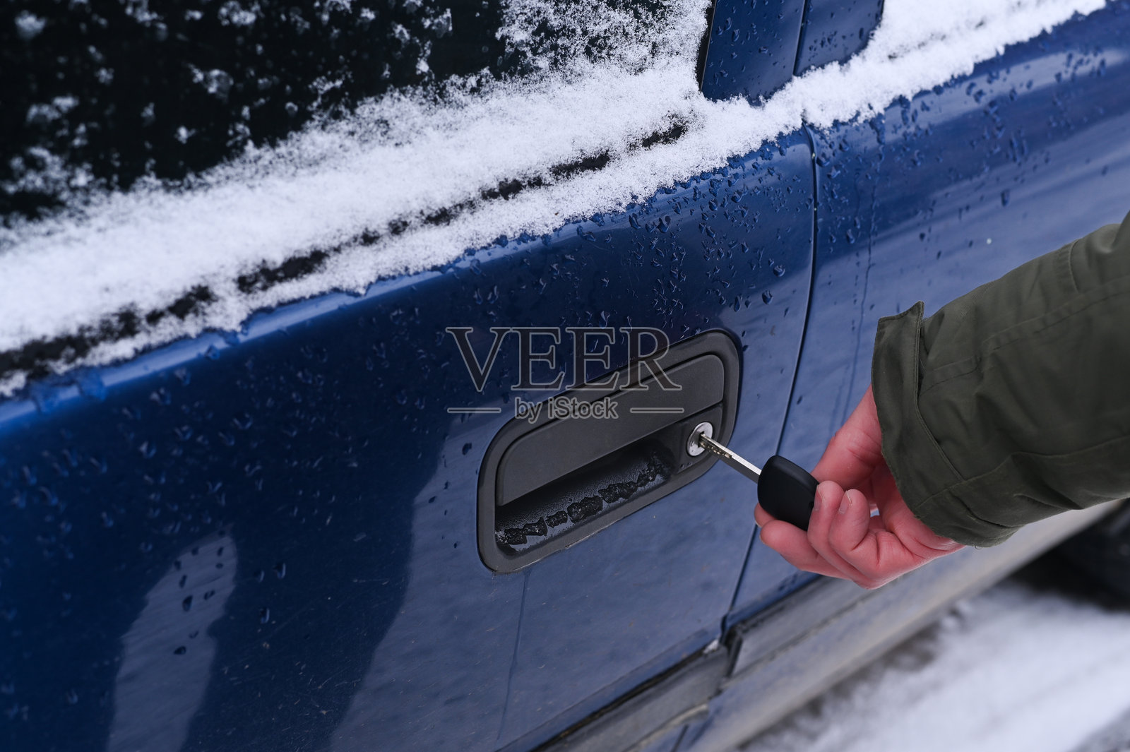 男人用钥匙打开车门照片摄影图片