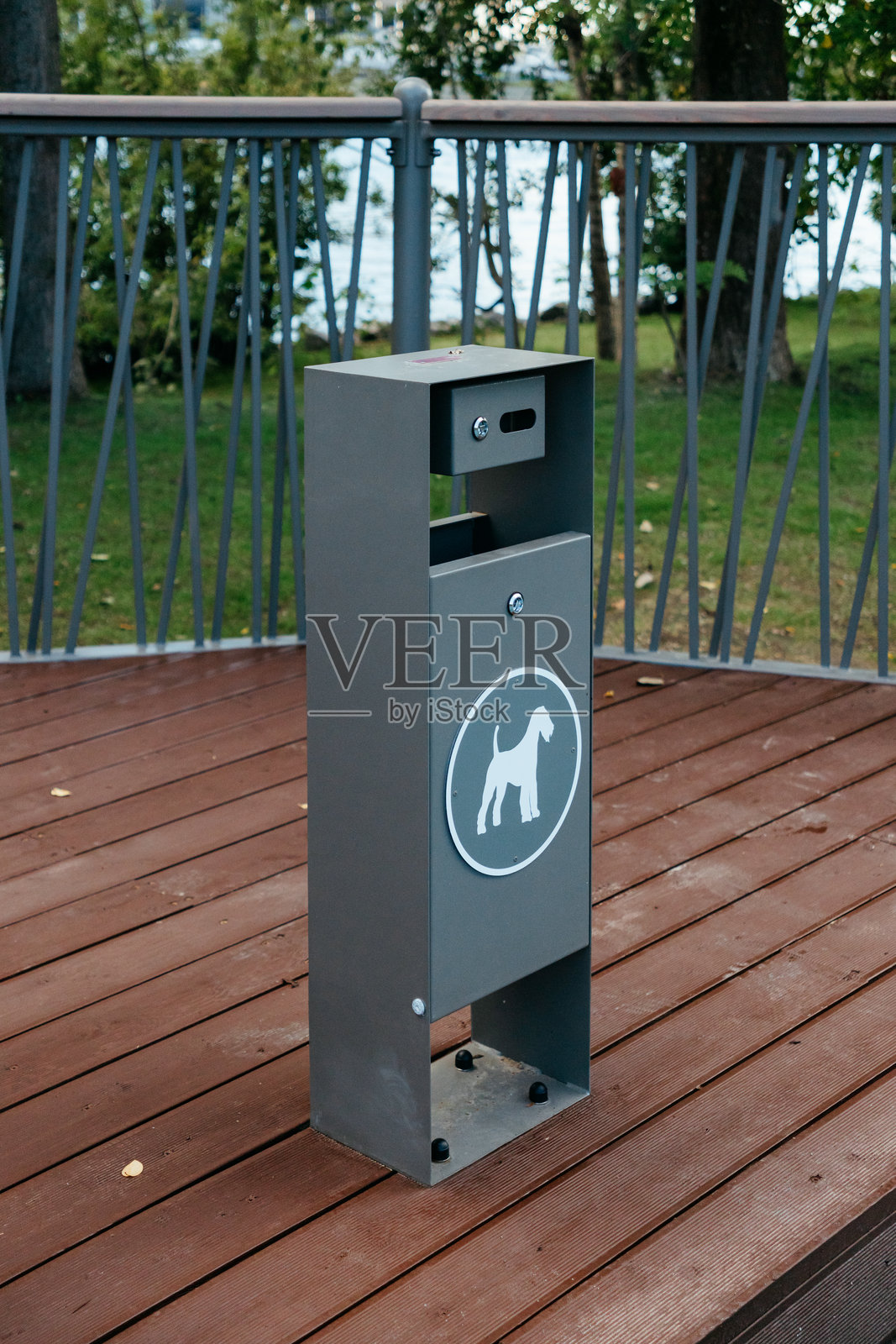 公园内的宠物狗粪便收集箱照片摄影图片