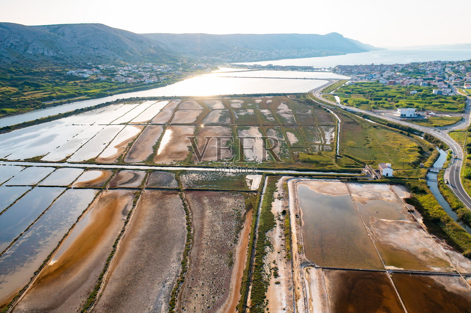 在沿海景观中，盐田正积极地从海水中提取盐照片摄影图片
