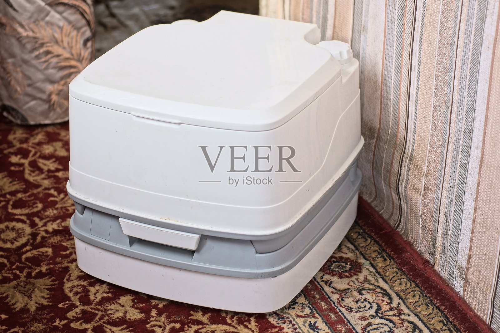 一个白色封闭式塑料生物马桶照片摄影图片