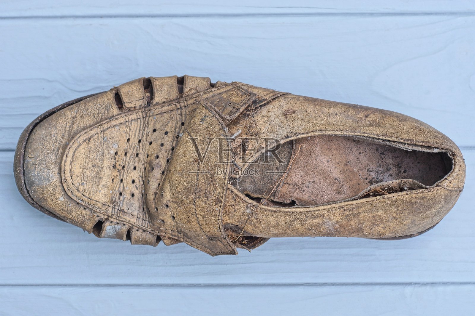 一个旧的棕色破损皮靴照片摄影图片