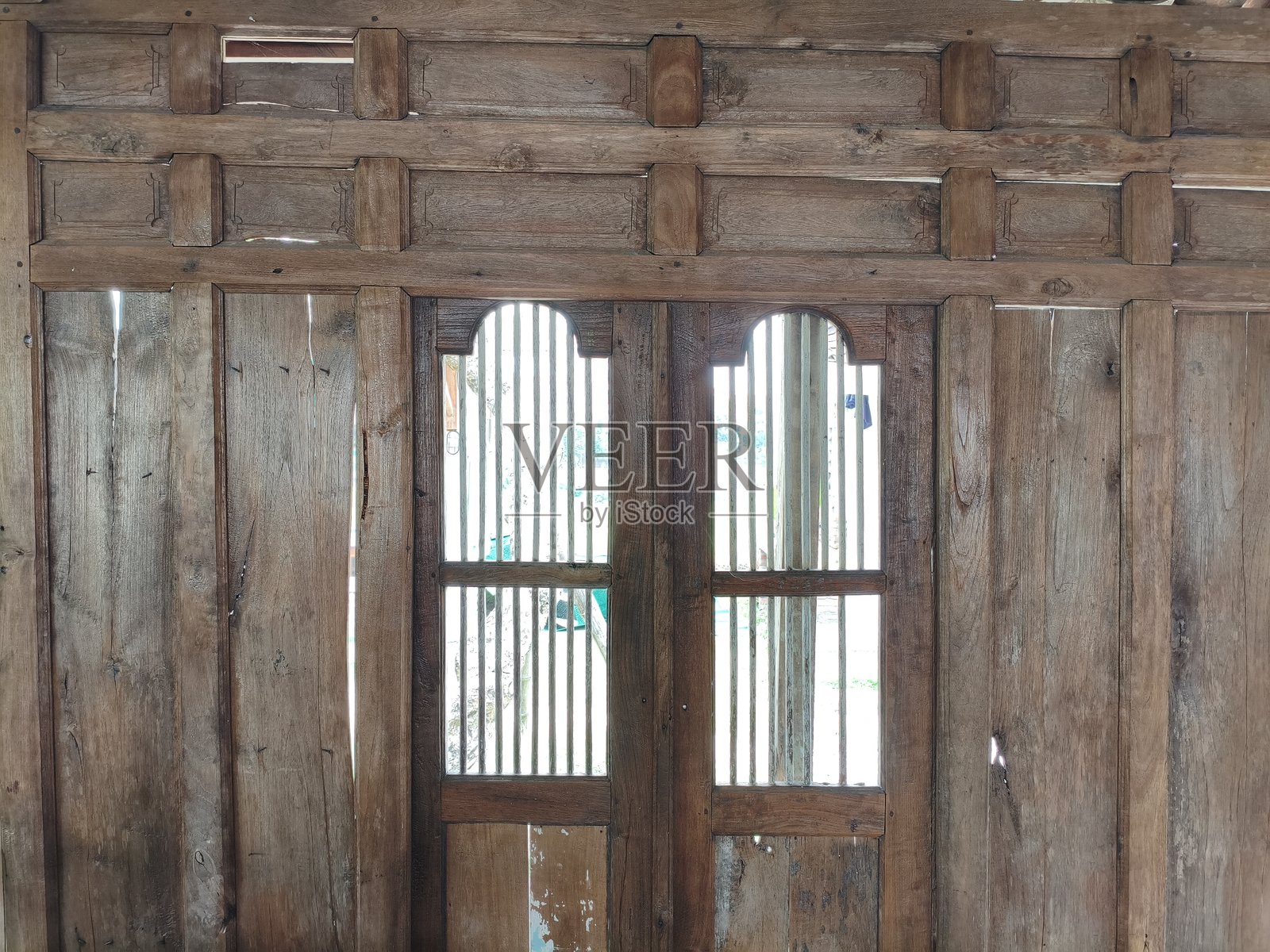 带有华丽细节的质朴木门照片摄影图片