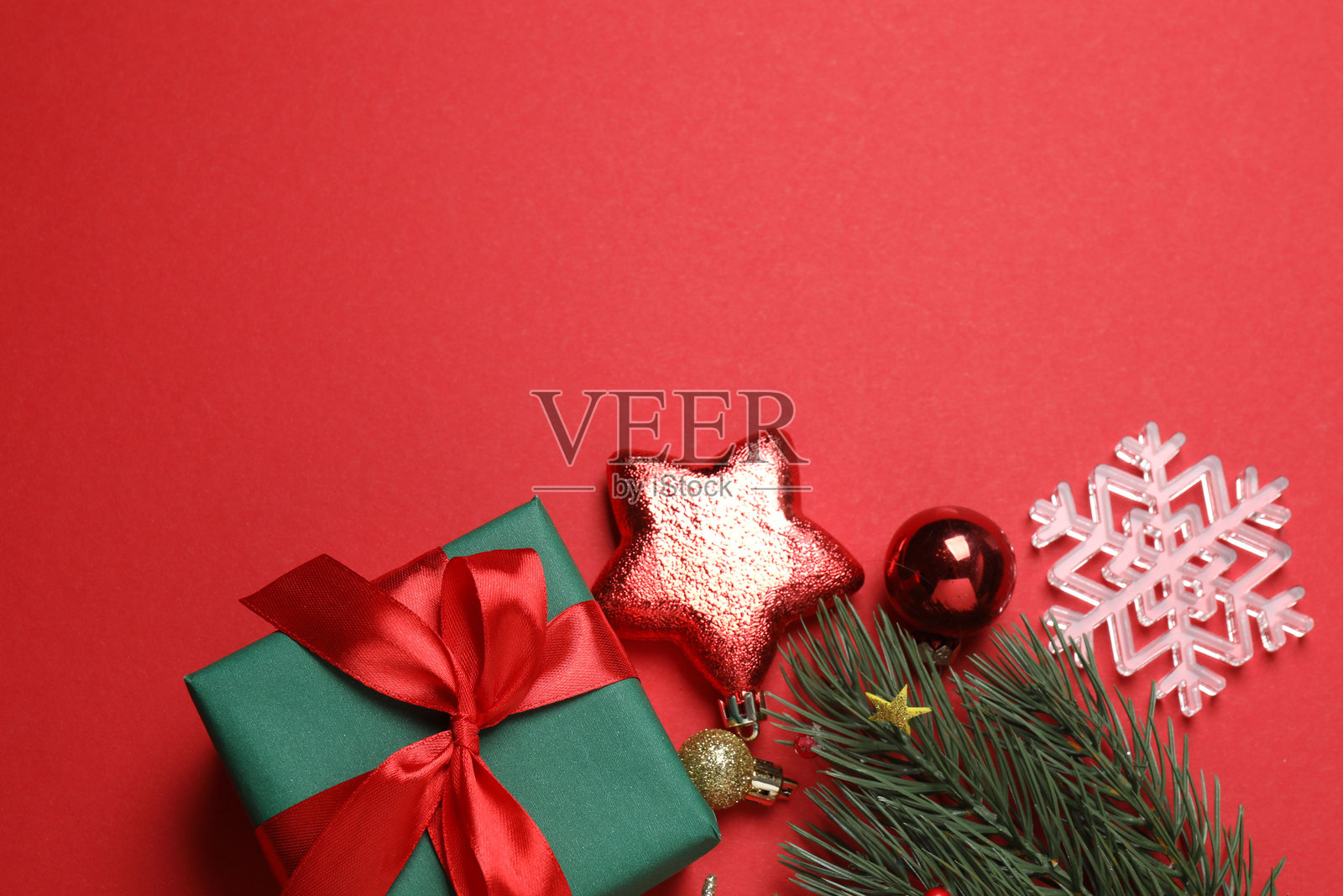 节日场景，有包装好的礼物、糖果和装饰品，有时背景是鲜艳的红色，传达圣诞祝福和庆祝照片摄影图片