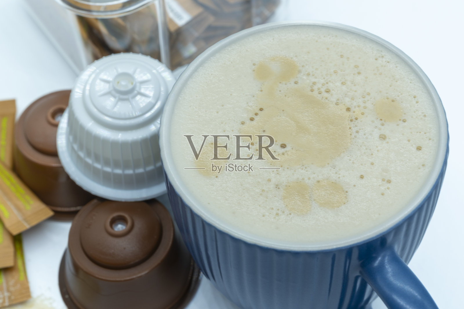 蓝色的咖啡拿铁马克杯照片摄影图片