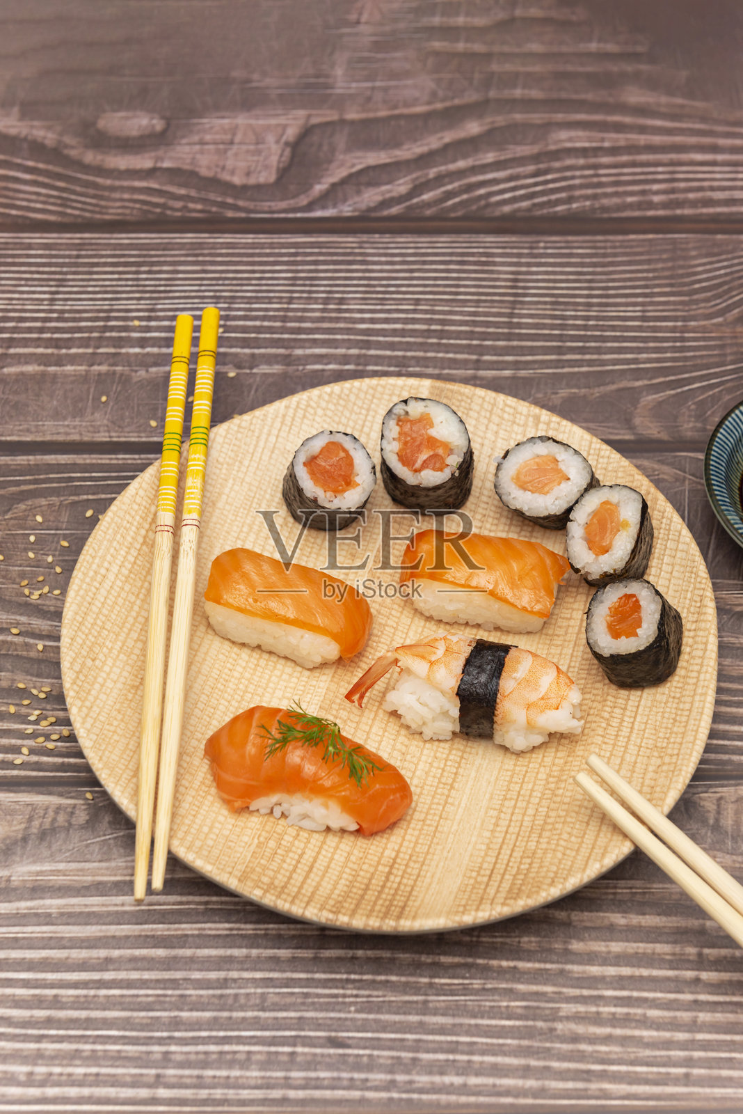 厨师们常常在顾客面前准备寿司，让顾客欣赏制作寿司所涉及的技巧和工艺。照片摄影图片