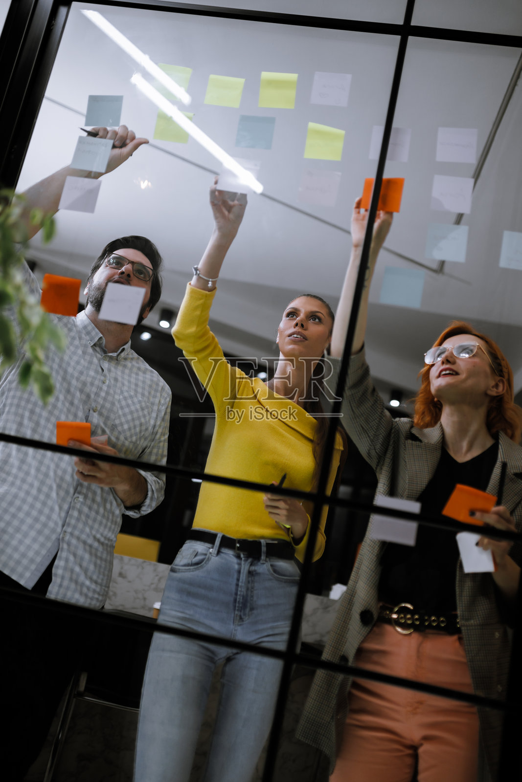 现代办公室里的创意头脑风暴会议，团队成员在下午时段合作构思项目创意照片摄影图片