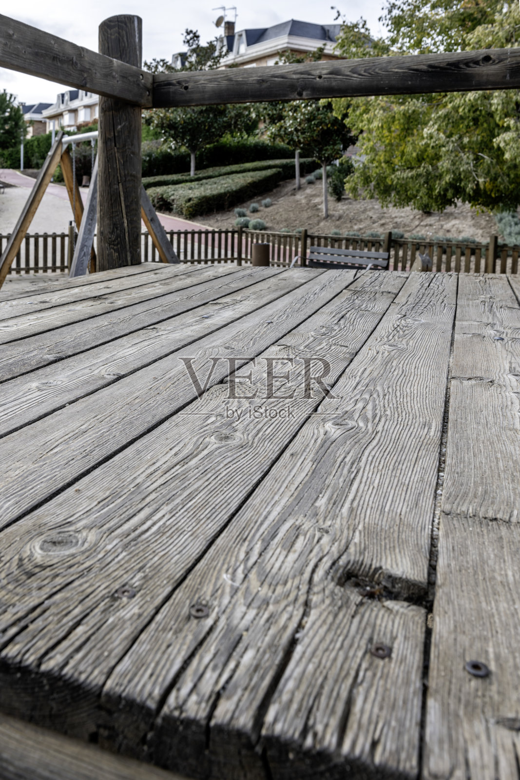 儿童游乐场的未经打磨的木质甲板照片摄影图片