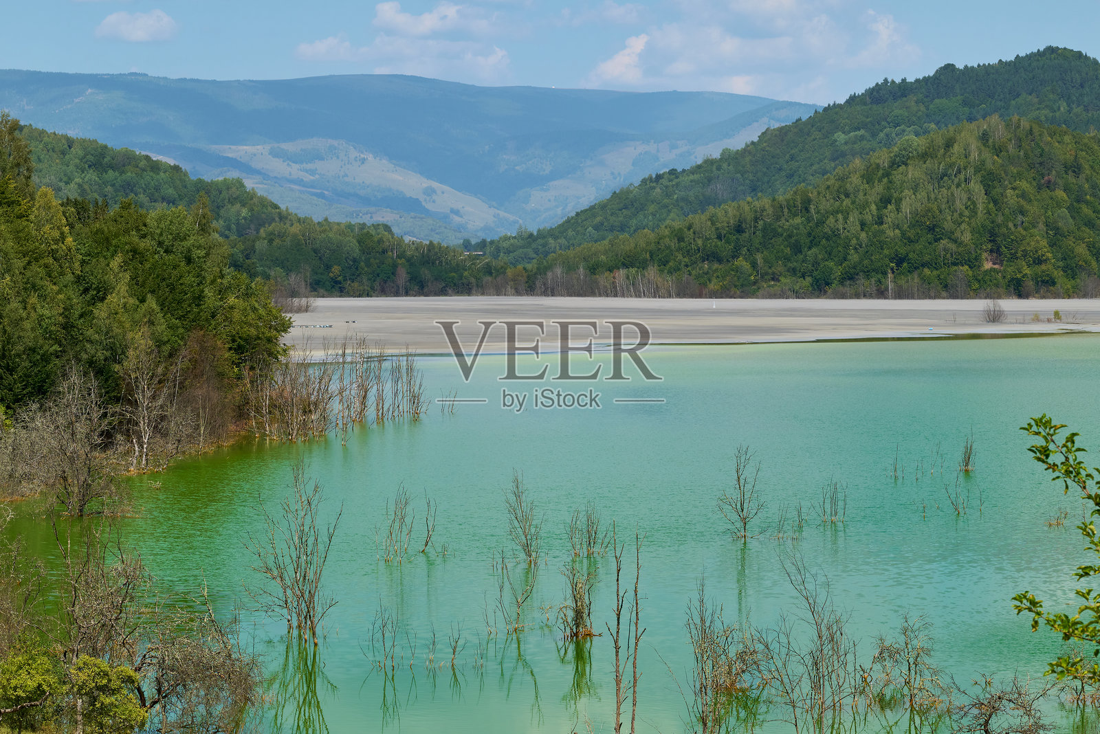 罗马尼亚盖曼村被非真实色彩污染的有毒湖泊照片摄影图片