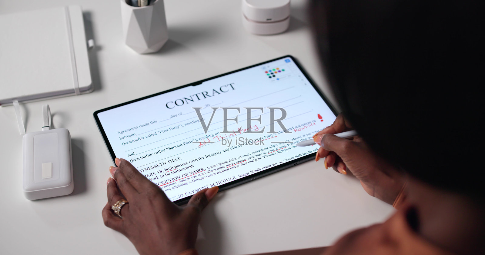 女商人使用放大镜调查法律欺诈照片摄影图片