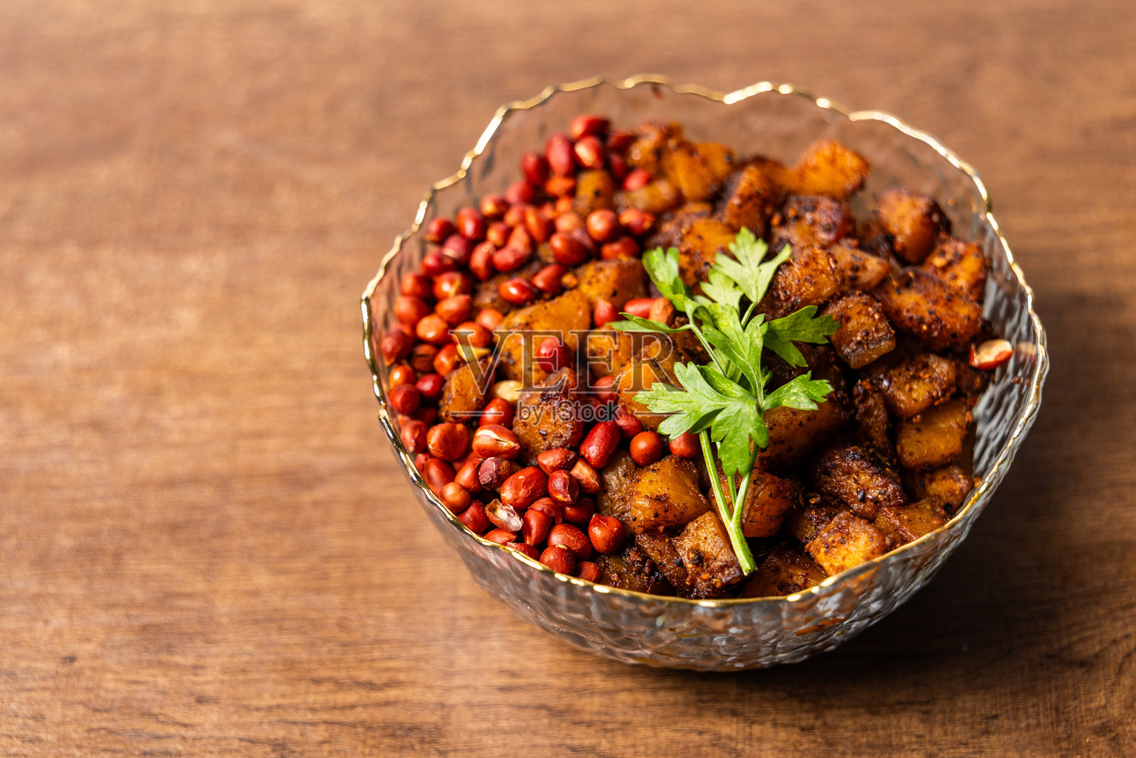 Kelewele，一种用姜、丁香和胡椒调味的炸熟香蕉，配烤花生，是加纳一种受欢迎的辛辣小吃。照片摄影图片