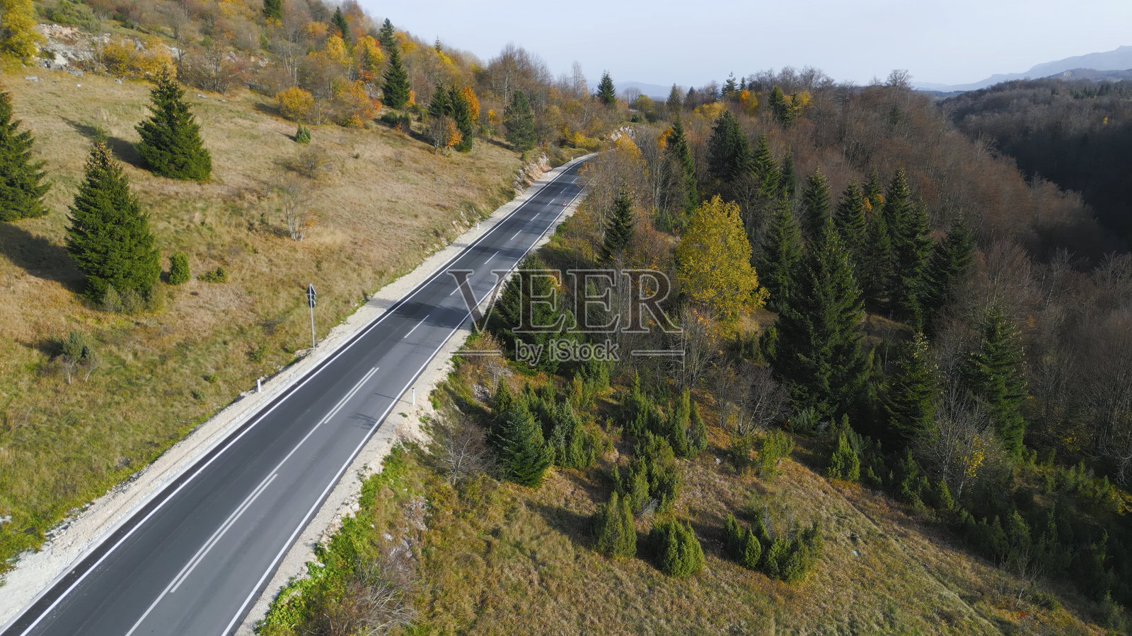 秋季森林公路，汽车，航拍无人机视角照片摄影图片