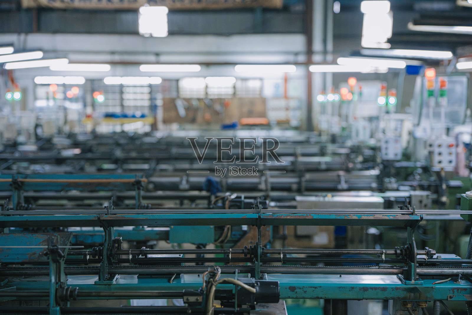 精密金属加工厂内一排排工业车床照片摄影图片