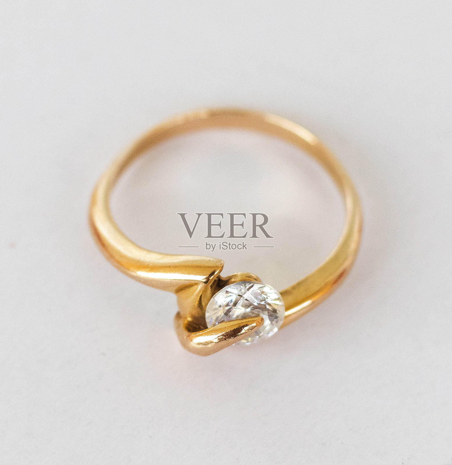 带宝石的金色戒指特写。珠宝照片摄影图片