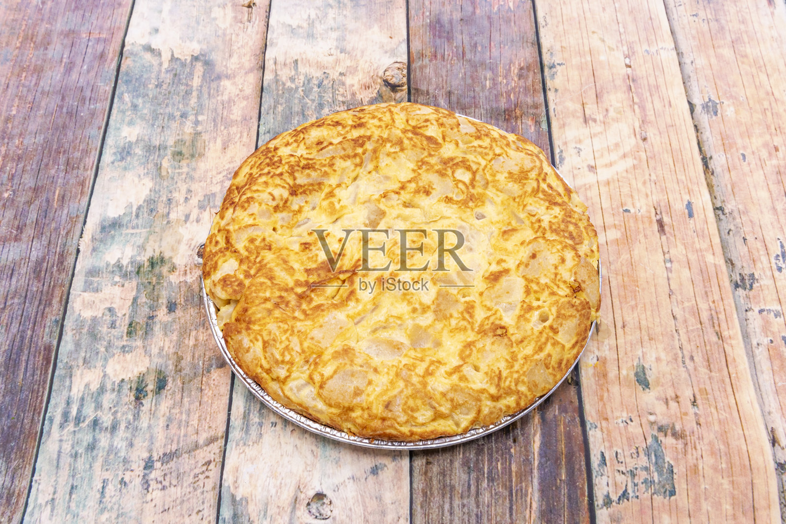 切成三角形的土豆煎蛋卷，展示了土豆的层次和鸡蛋的深黄色照片摄影图片