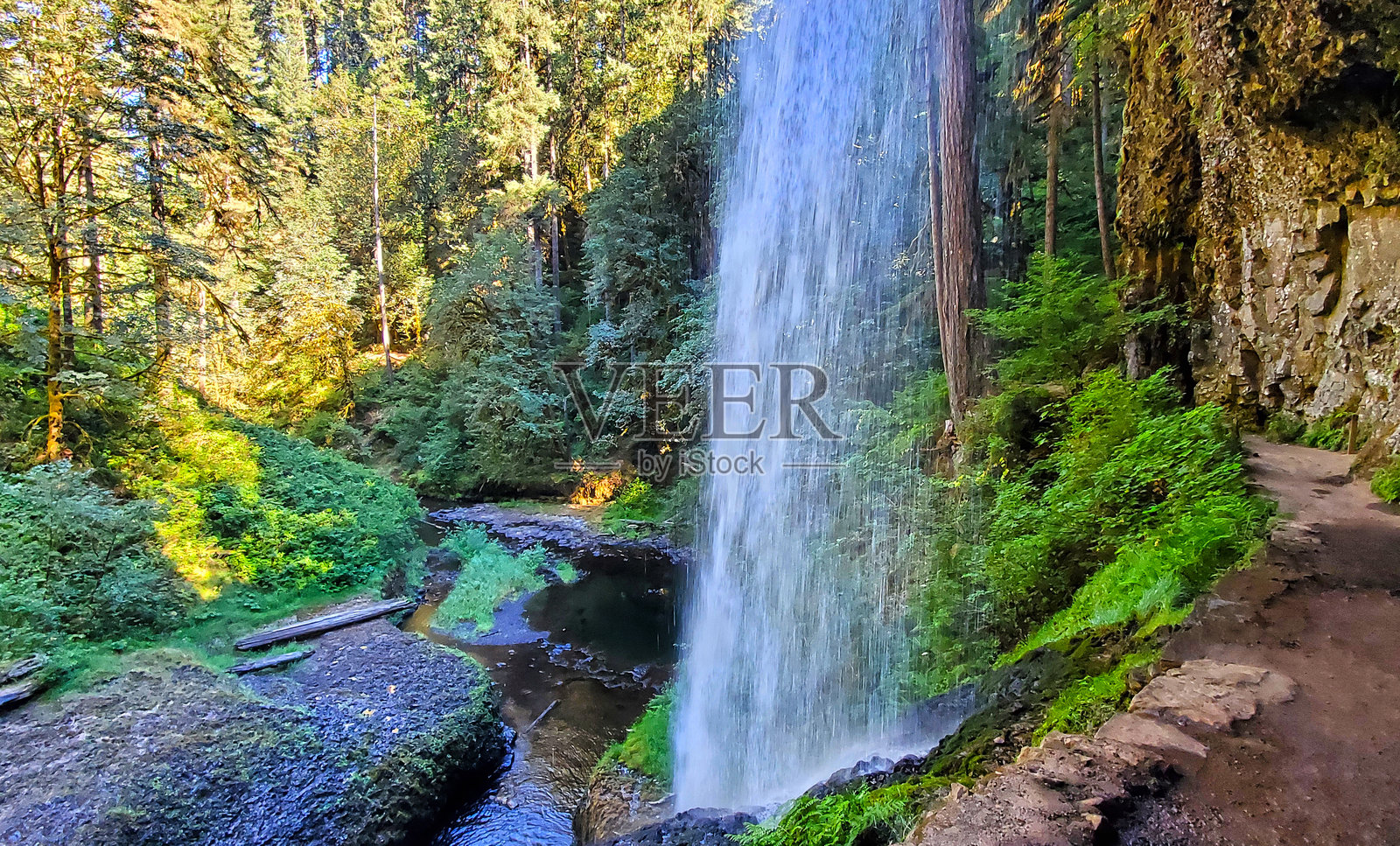 银色瀑布照片摄影图片