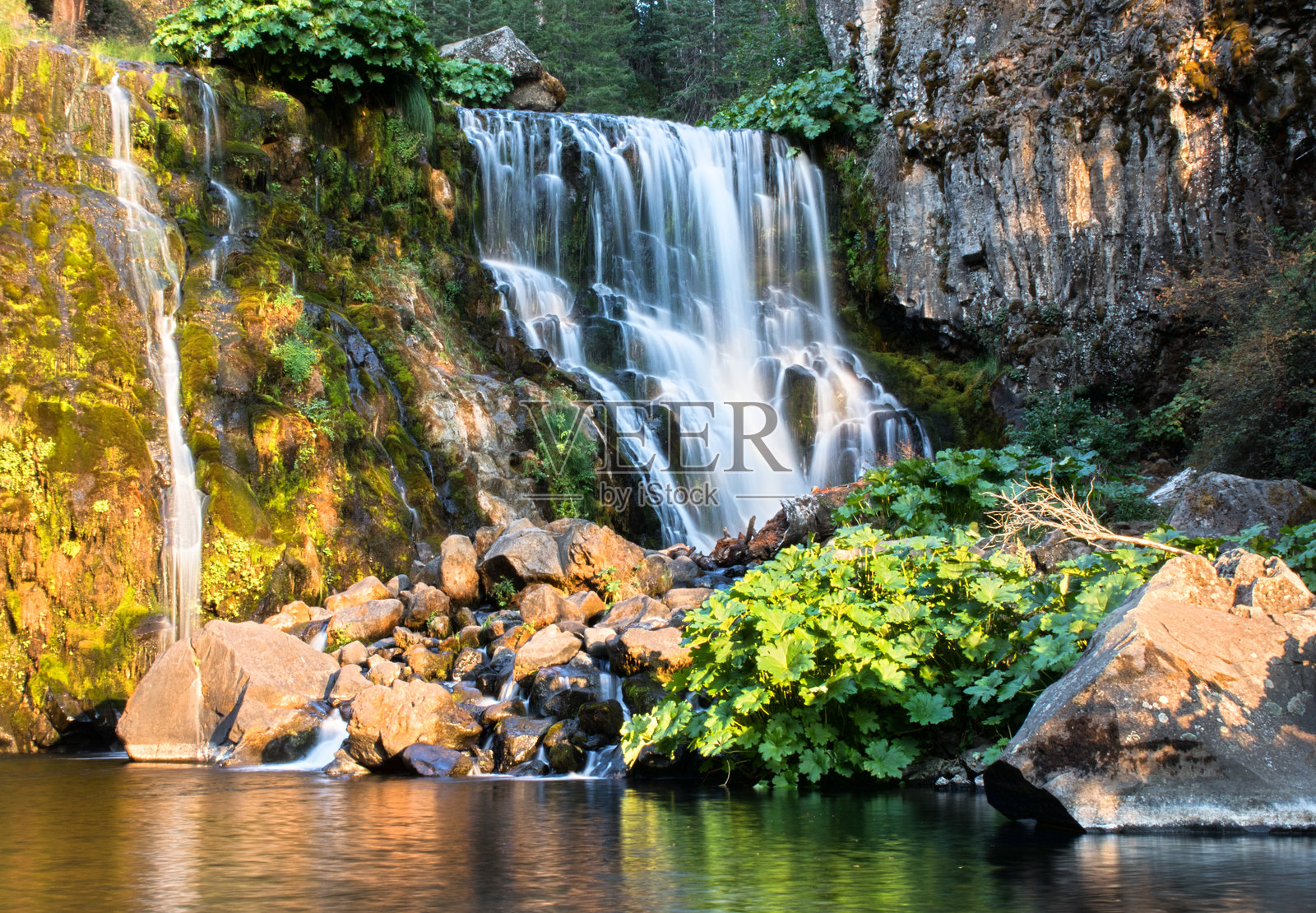 壮丽的瀑布照片摄影图片