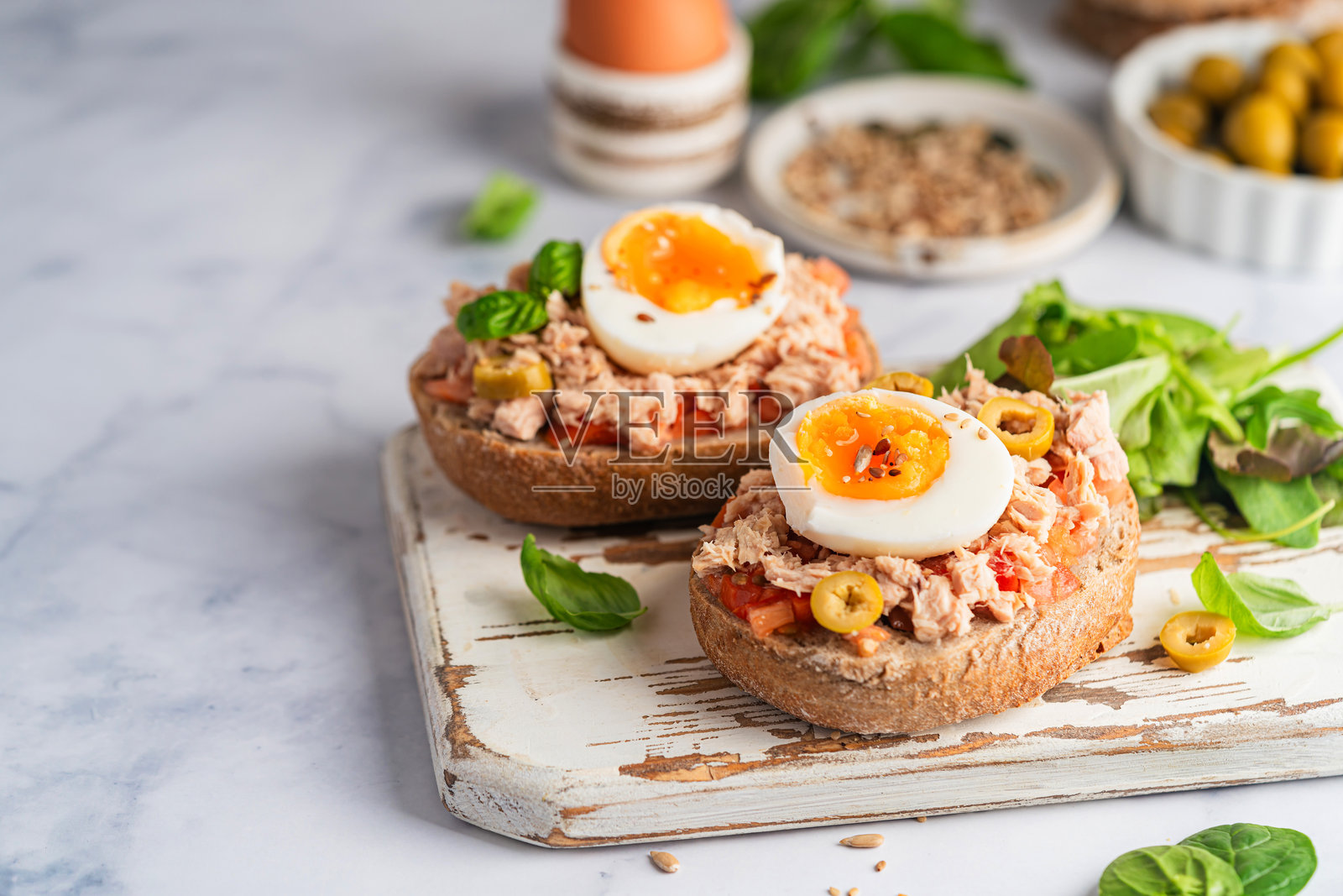 金枪鱼吐司配水煮蛋照片摄影图片