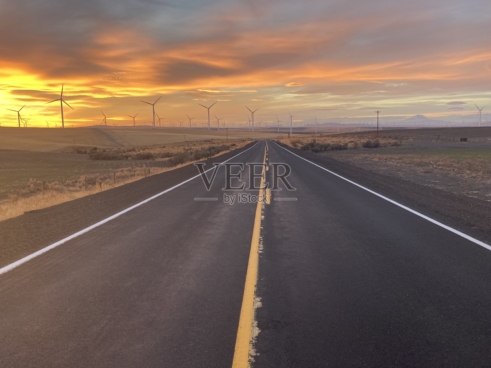 日落时分空旷的双车道高速公路照片摄影图片