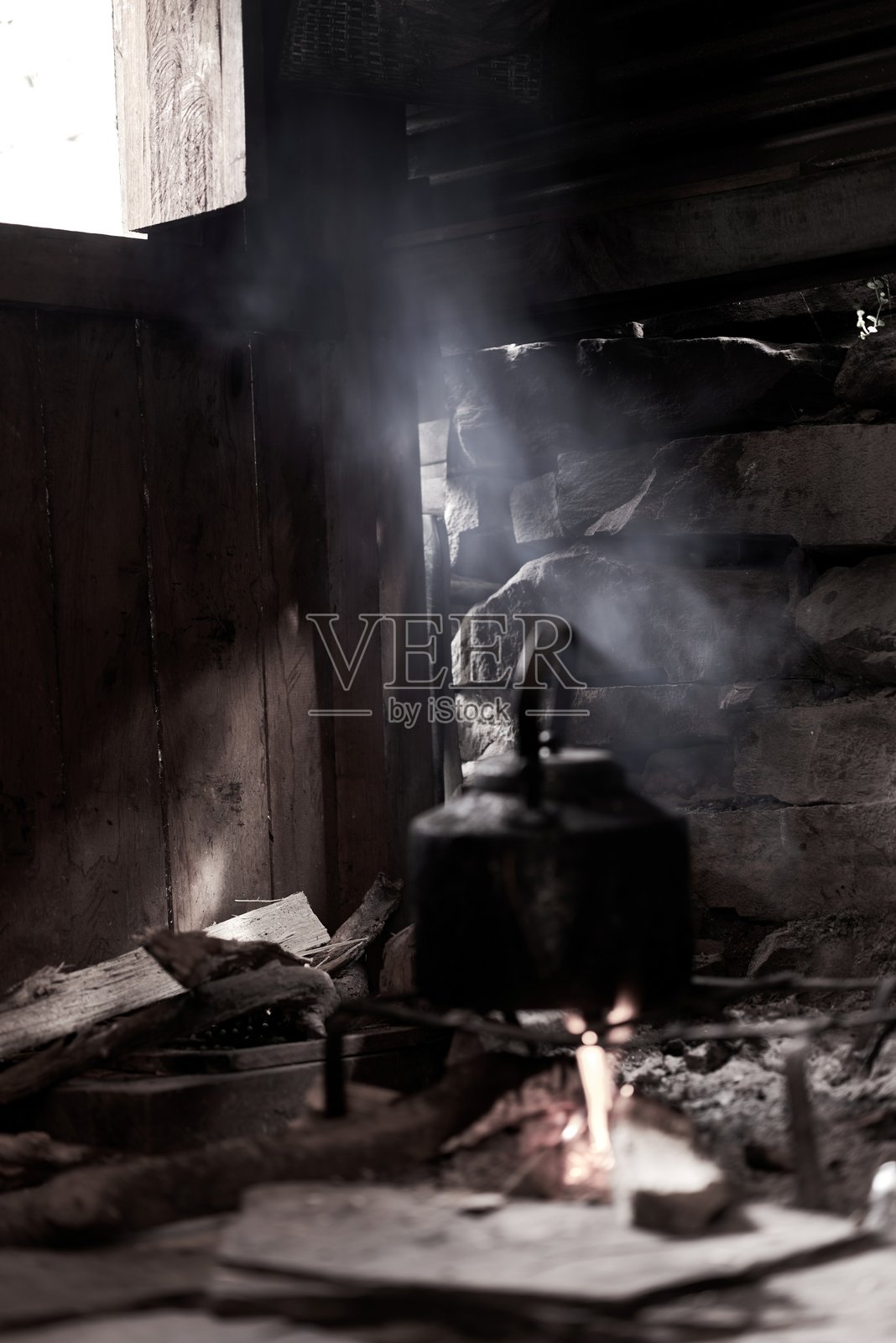 壁炉上的水壶照片摄影图片