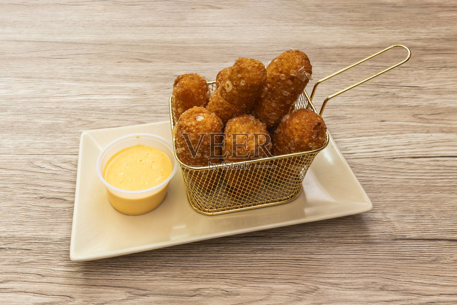 它们以油炸面团内夹奶酪为特征，因其外部酥脆、内部柔软融化的口感而备受赞赏。照片摄影图片