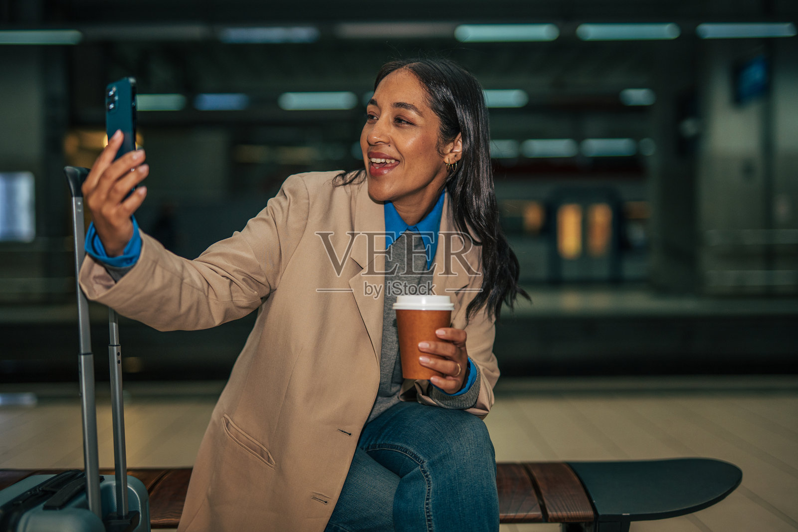 女子在火车站用手机自拍照片摄影图片