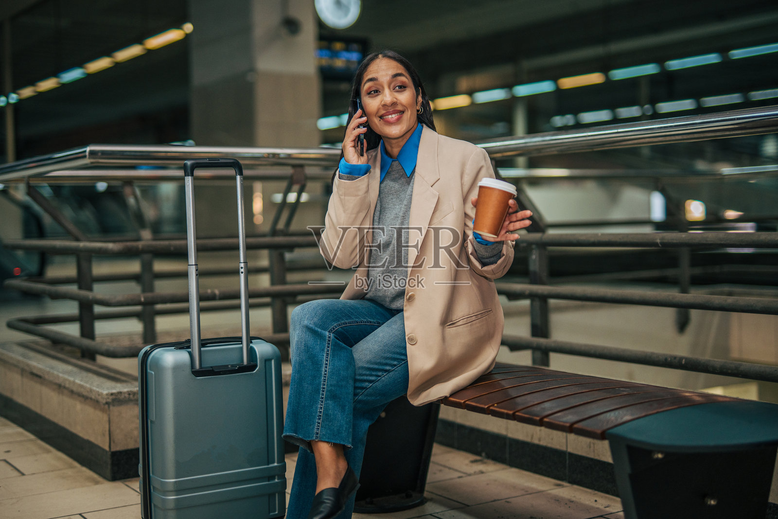 一位女士在火车站打电话旅行照片摄影图片