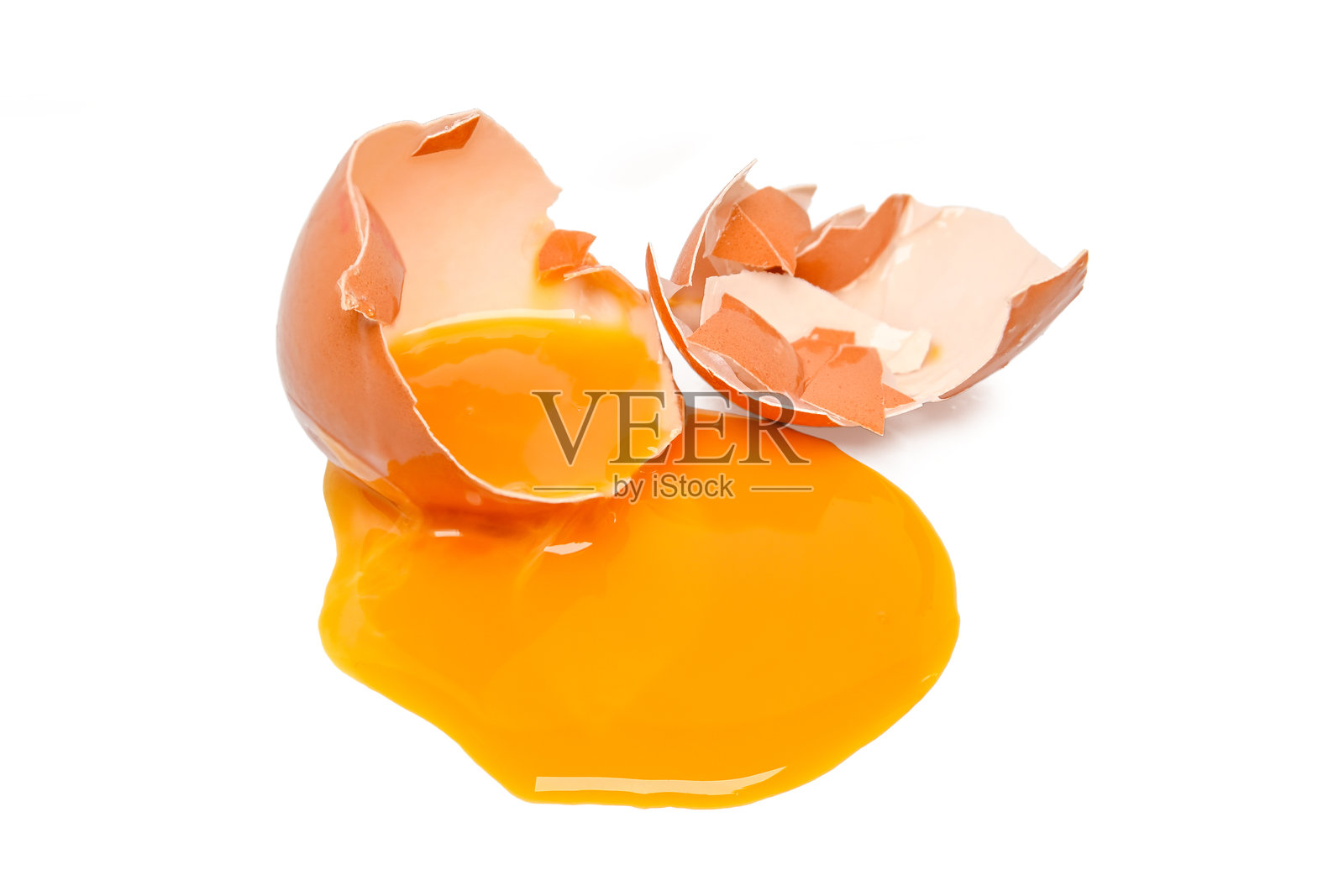 破裂的鸡蛋，蛋黄清晰可见照片摄影图片