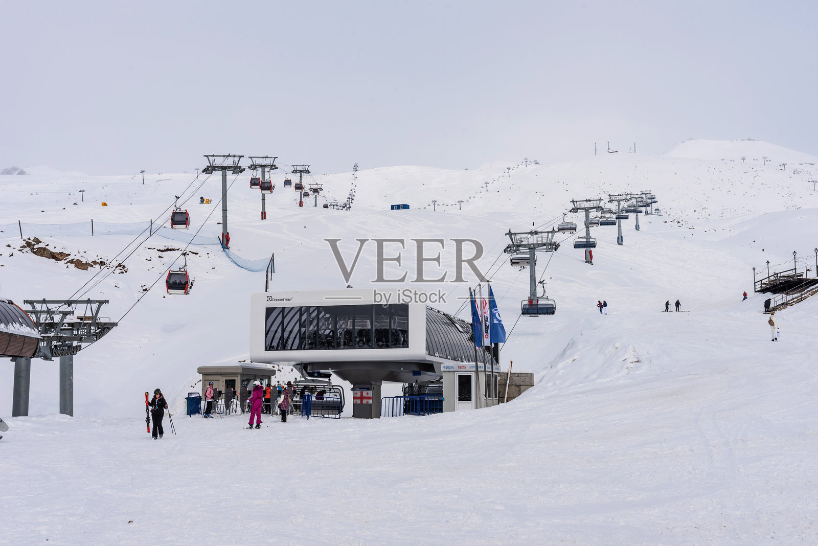 格鲁吉亚古达乌里滑雪胜地的冬季全景照片摄影图片