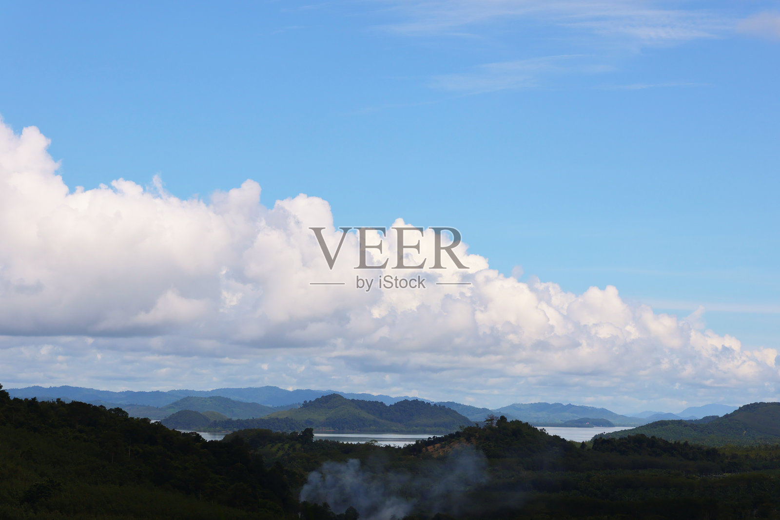 蓝天白云，群山与大海照片摄影图片