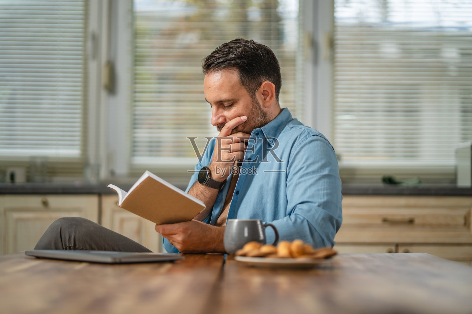 一个人在家享受安静的早餐，同时阅读书籍照片摄影图片
