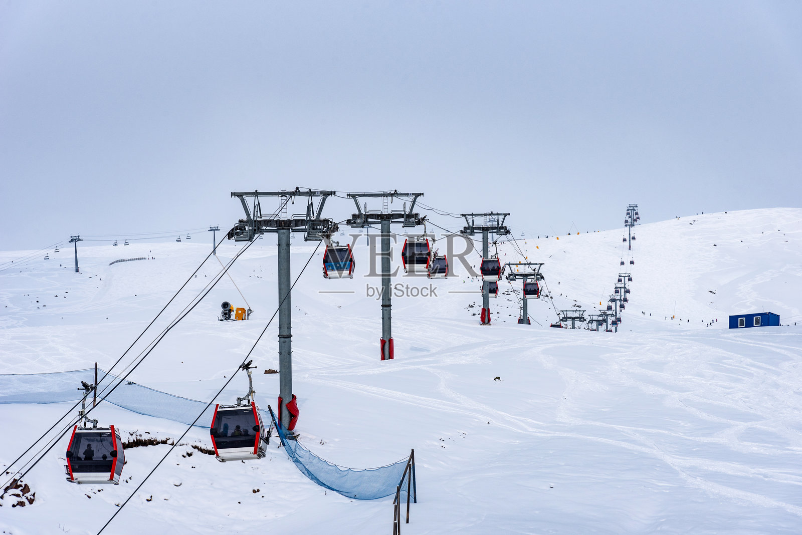 格鲁吉亚古达乌里滑雪场的冬季全景照片摄影图片