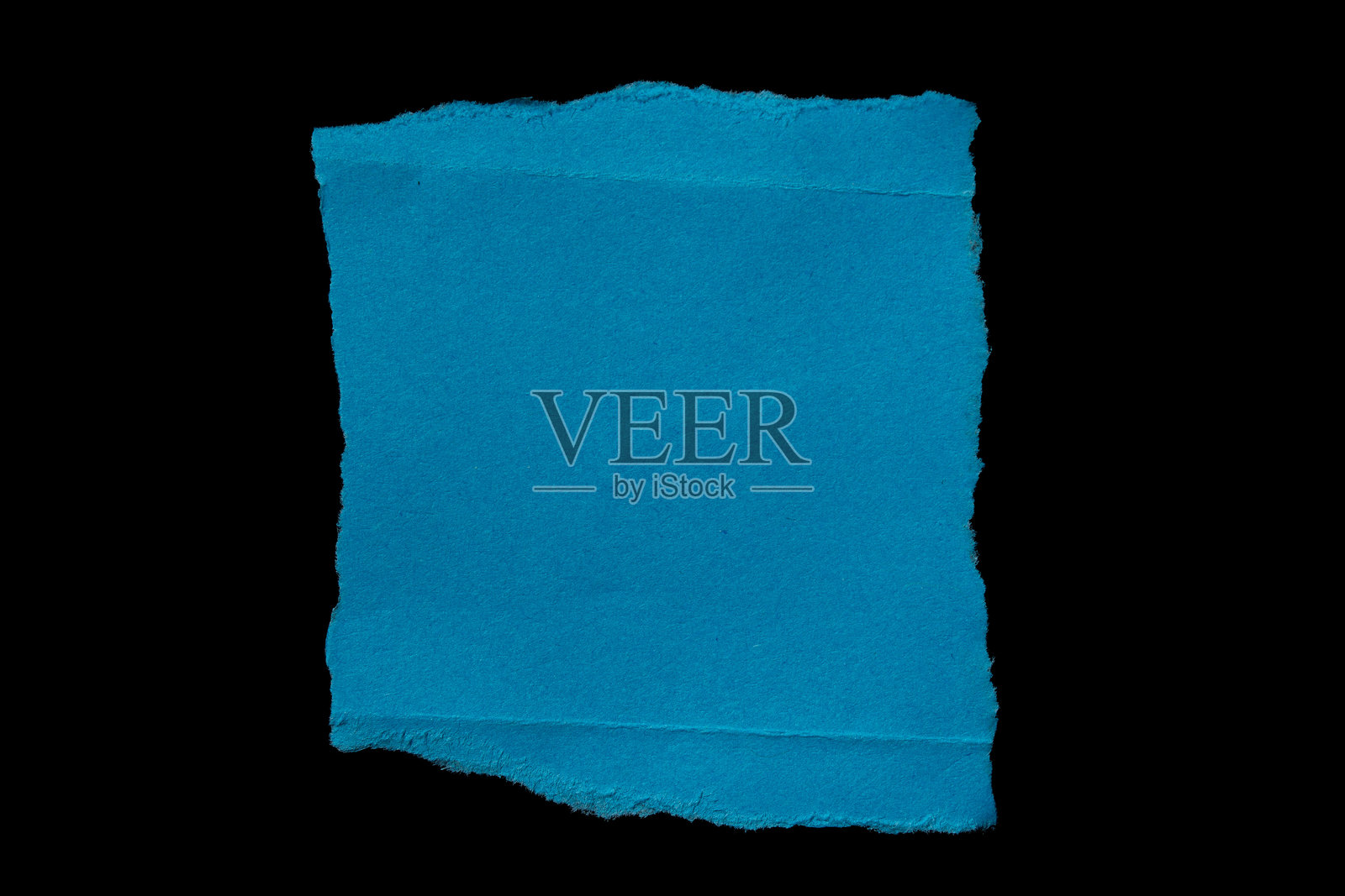 撕裂的蓝色纸张，边缘破损，孤立在黑色背景上照片摄影图片