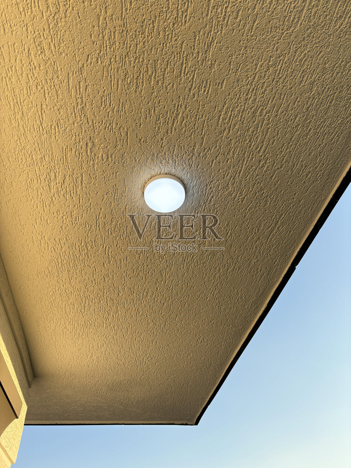 阳台天花板上的LED灯，背景为天空。LED灯照片摄影图片