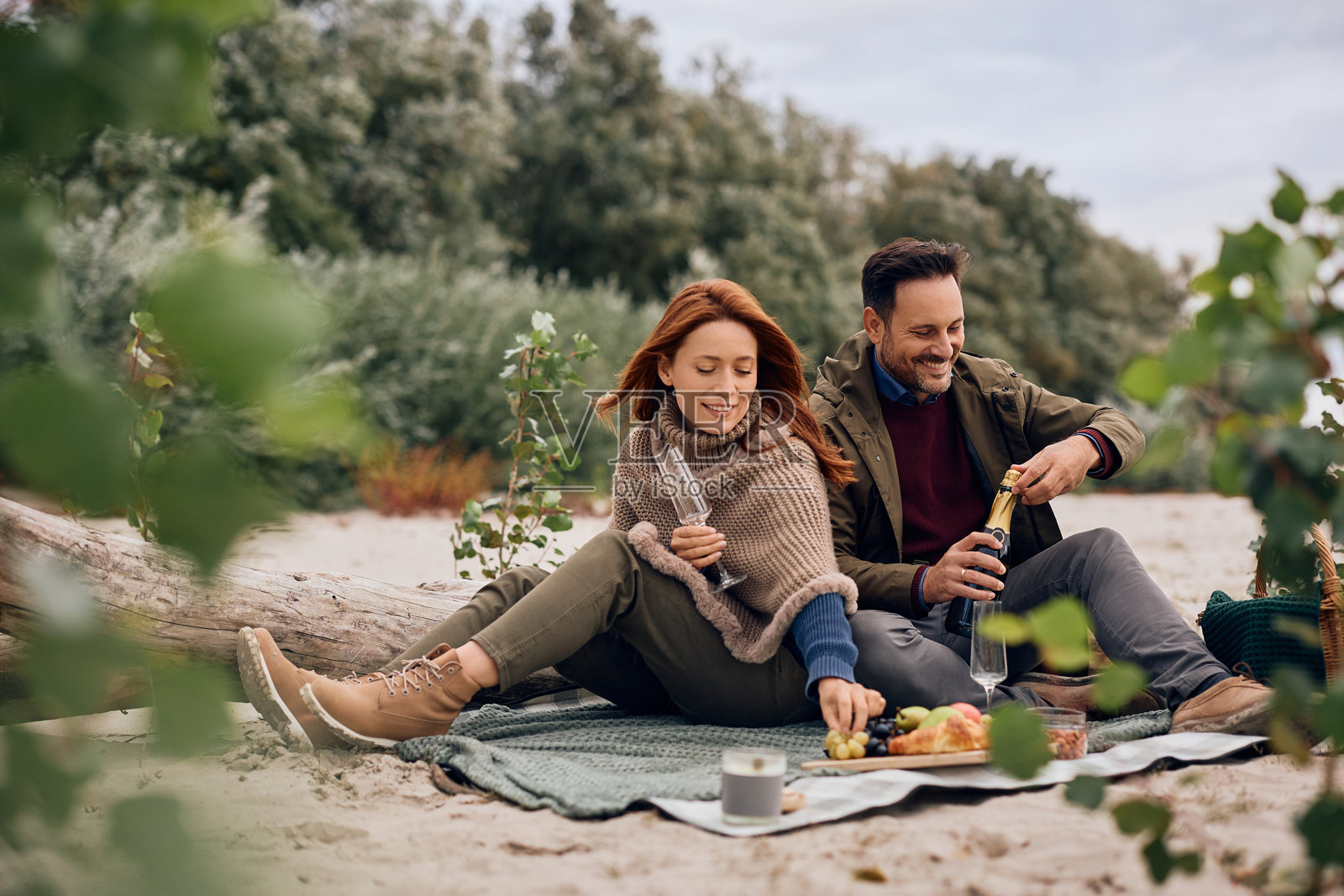 快乐的夫妇在秋日野餐。照片摄影图片