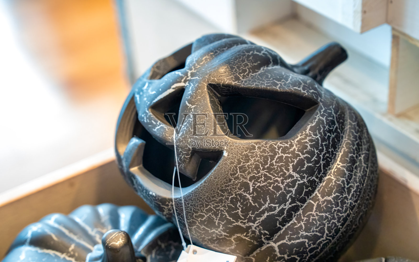 节日南瓜，带有精美的雕刻和装饰灯饰照片摄影图片